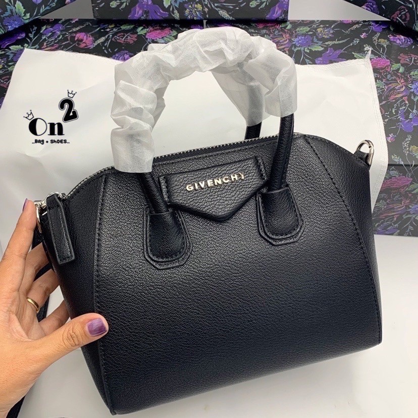 Givenchy Antigona Mini leather shoulder bag กระเป๋าสะพายทรงหมอน งานซิปบน หนังเรียบ อะไหล่เงิน มาพร้อมสายสะพายยาวถอดออกถือได้ กระเป๋าสุดคลาสสิก ใบเดียวก็เอาอยู่ Day to Night Bag เข้าได้กับลุค Smart Casual ด้วยทรงกระเป๋าที่ฐานกว้างใส่ของใช้ที่จำเป็นได้ทุกอย