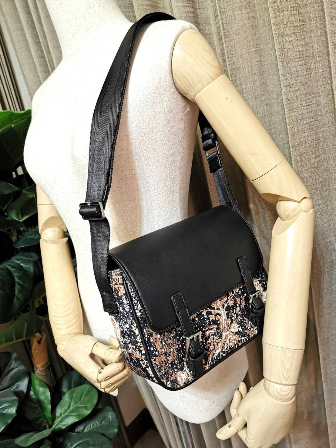 CHRISTIAN DIOR MESSENGER BAG GIFT WITH PURCHASE (GWP) พรีเมี่ยมกิ้ฟรุ่น Limited จาก DIOR DUTYFREE COUNTER ดีไซน์ทรงสี่เหลี่ยมขึ้นลาย Dior สวยหรูดูดีโดดเด่นเป็นเอกลักษณ์ เปิดปิดด้วยฝาปิดกระดุมแม่เหล็ก ภายในโล่งมีโลโก้และช่องซิปใส่มือถือ กระเป๋าสตางค์ยาว ขอ