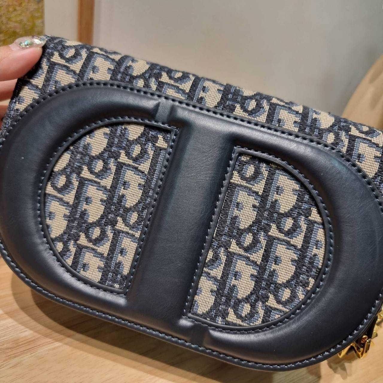 CD SIGNATURE BAG WITH STRAP กระเป๋าสะพายซิกเนเจอร์ ไอเท็มมาแรง ที่สวยแซ่บไม่มีไม่ได้เลย เกรดออริ 1:1