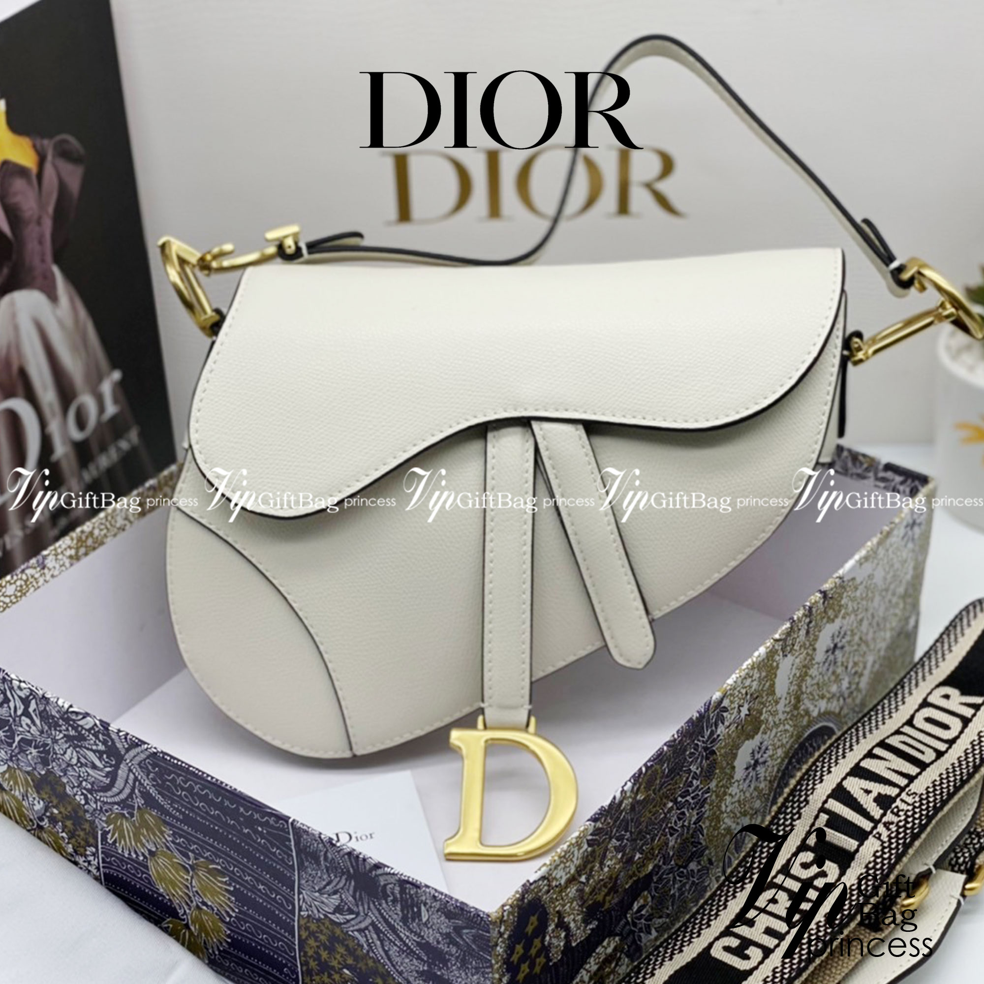 หนังแท้ DIOR SADDLE BAG with strap กระเป๋ารุ่นยอดนิยมตามแบบฉบับแบรนด์ งานออริหนังแท้ทั้งใบ ใช้งานได้ 2 แบบ สะพายยาว CROSSBODY และสายสั้นถือได้เก๋ๆ ลุคนี้คูลสุดๆ เลยค่าา ภาพถ่ายจากสินค้าจริง! สวยมาก พร้อมส่งที่ไทยราคาสุดคุ้ม สาวๆ ห้ามพลาดค่ะ!