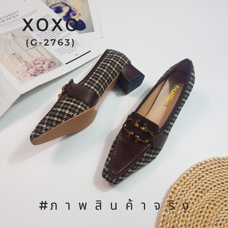 คัชชูหน้าวี ห้วแหลม ทรงเทย์ วัสดุผ้าทวีส ด้านหน้าติดอะไหล่ตะขอเกี่ยวสีทอง สวยงาม แมทส์ชุดง่าย น้ำหนักเบา มีส้นเล็กน้อย กำลังใส่สบาย