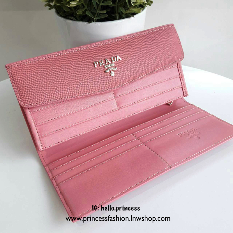 Best Seller~~ กระเป๋าสตางค์ยาว **ทรงหรู จากงานพรีเมี่ยมกิ้ฟ จากเคาเตอร์ต่างประเทศ จากแบรนด์ PRADA ลายหนัง saffiano ของแท้ 100% มีช่องใส่บัตร ถึง 12 ช่อง และช่องซิปใส่ของจุกจิกได้ น้ำหนักเบา จับถนัดมือ ขนาดกำลังดีคะ ถือแล้วดูดี อะไหล่ทองสุดหรู **ใช้แล้วสวย