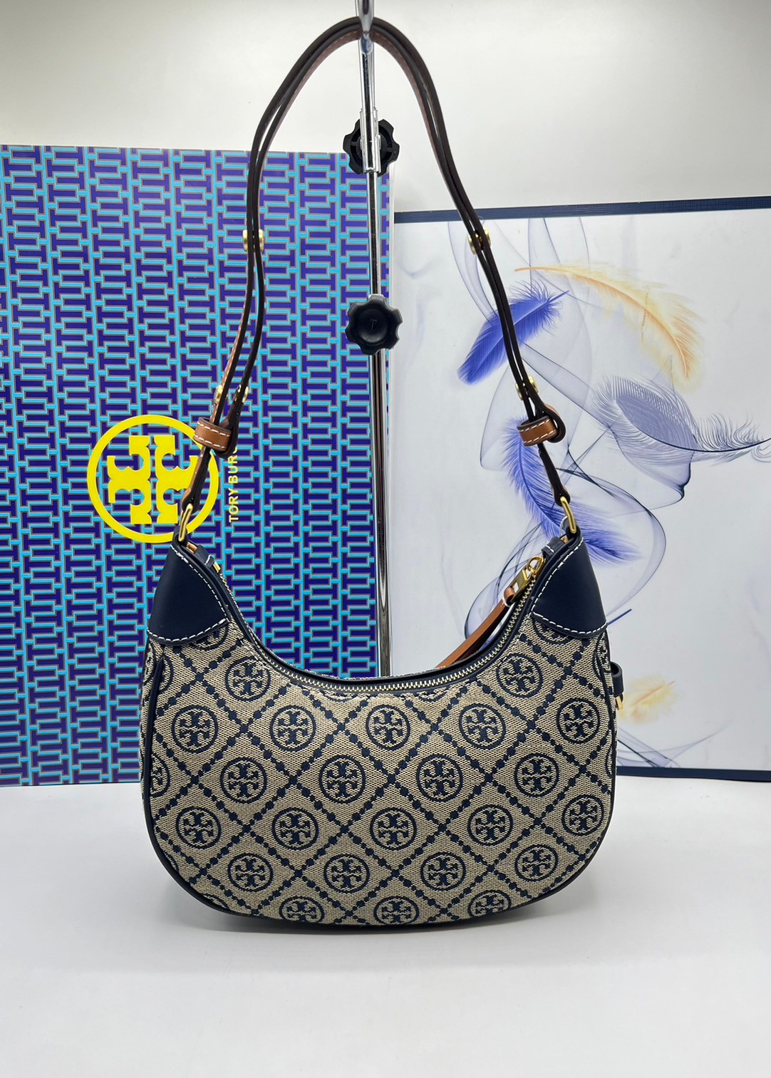 Tory Burch T Monogram Raffia Crescent Bag กระเป๋าสะพายโฮโบ ดีไซน์ทันสมัย เกรดออริ สลับแท้ 1:1 ใช้งานต่างประเทศได้