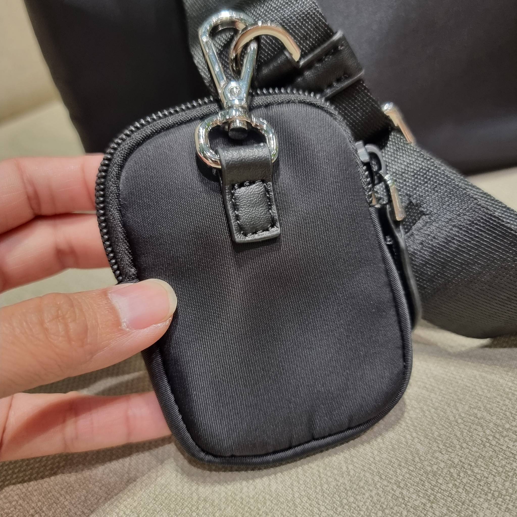 PRADA RE-NYLON TESUTO TOTE BAG กระเป๋าทรงช้อปปิ้ง ขนาดกำลังสวย รุ่นหายาก ขายดีตลอดกาล!!ด้วยรูปทรงที่ใช้งานง่ายและสะดวก ทำให้ครองใจทั้งสาวๆและหนุ่มๆได้ไม่ยาก วัสดุผ้าไนล่อนคุณภาพ พร้อมใบลูก ไว้ใส่เหรียญ ใส่กุญแจได้สารพัด ปากกระเป๋ามีซิปปิดกันของหล่น ภายในเ