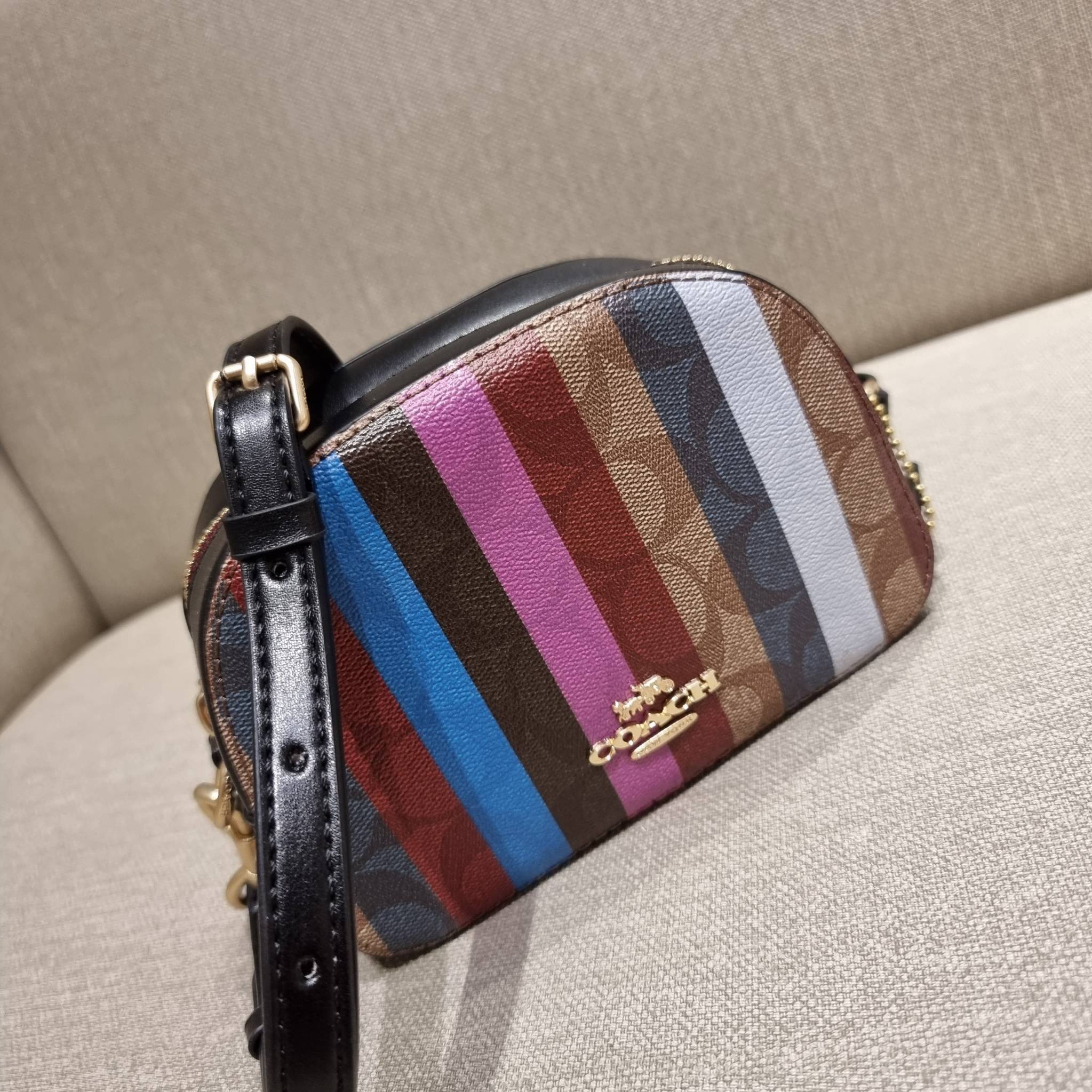 OUTLET 】COACH C5590 MINI SERENA CROSSBODY IN SIGNATURE CANVAS WITH STRIPE PRINT มาจ้าแม่ มาหนักๆอีกแล้ว กับคอลเลคชั่นที่ขายดี ขายหมด ไม่เคยพอจะขาย!! มินิเซเรนา ดีไซน์สดใส น่ารักน่าใช้ที่สุด วัสดุหนังแคนวาสเคลือบลาย เปิด-ปิดด้วยซิป สะดวกใช้ ภายในเป็นช่องโล
