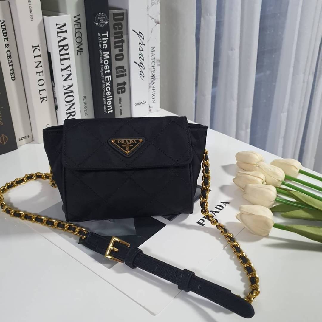 PRADA SHOULDER BAG ส่งตรงจากเคาเตอร์ต่างประเทศ นานๆจะมาทีคะ **ขนาดมินิปุ๊กปิ๊ก กับแบรนด์ Prada เก๋ ไม่ซ้ำใครแน่นอนคะรุ่นนี้ เปิดปิดด้วยกระดุมแม่เหล็ก ภายในบุผ้าแบรนด์ และ มีป้ายโลหะแบรนด์ **อะไหล่ทองเข้มทั้งใบ สามารถใส่Iphone11+ ได้ งานน่ารัก ราคาดี้ดีแบบ