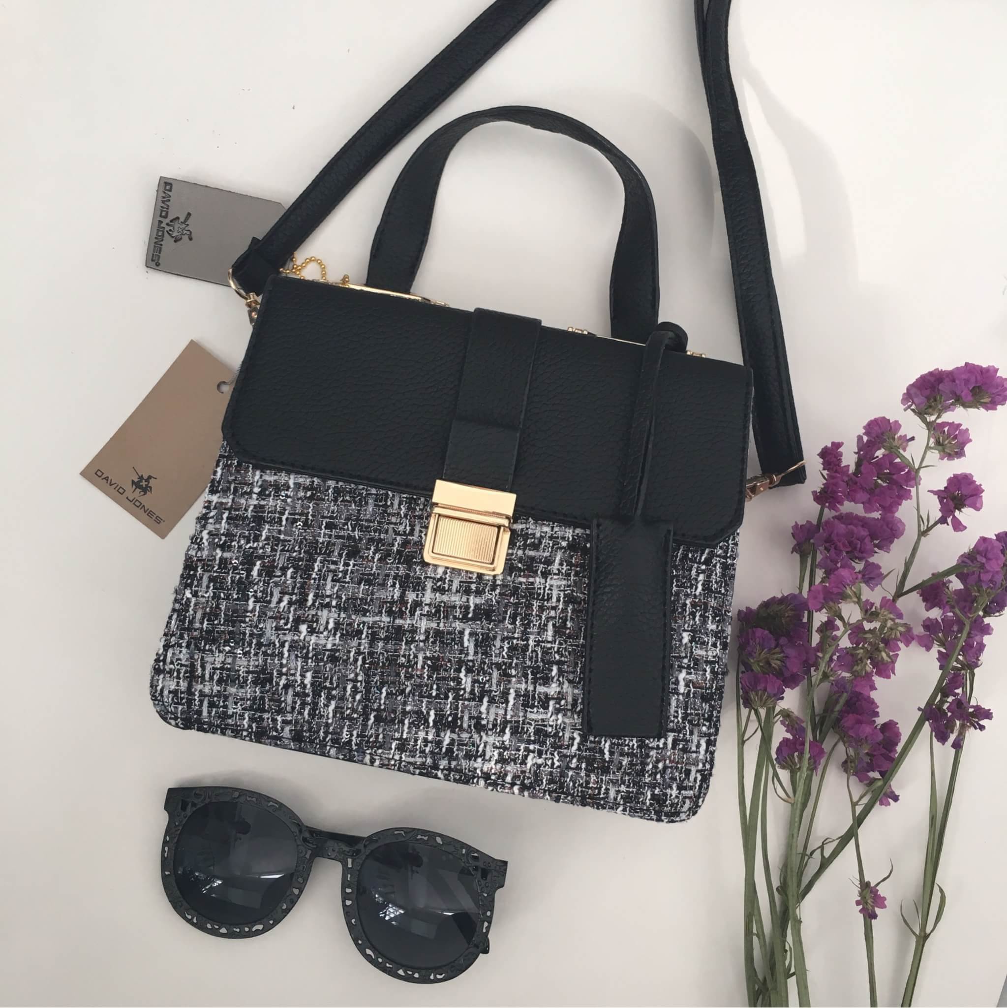 งานแท้ชนช้อป รุ่นใหม่ล่าสุด จากแบรนด์ David Jones สวย น่ารัก ขนาดตอบทุกโจทย์การใช้งาน เห็นแล้ว หลงรักเลยคะ ตัวกระเป๋าขนาดกำลังดี จุของคุ้ม สวยมาก ดูแลรักษาง่าย พร้อมสายสะพายยาว ภายในมีช่องซิป และช่องใส่ของจุกจิก 2 ด้าน เลยค่า ใบจริงน่ารักมากคะ ถือสะพายได้