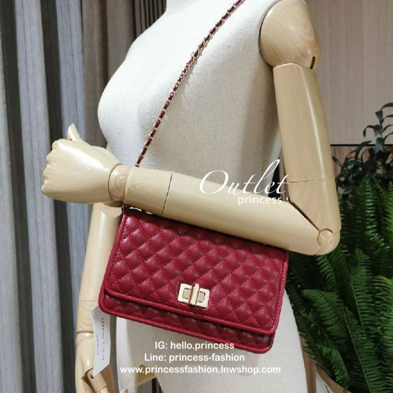 BEST SELLER! CHARLES & KIETH MINI CLUTCH BAG กระเป๋าสะพายทรงคลัชรุ่นยอดนิยมดีไซน์คลาสสิควัสดุหนังนิ่มลายตารางสวยอยู่ทรงขนาดมินิสไตล์ Chanel เปิดปิดด้วยตัวล๊อคแบบบิดอะไหล่ทอง ด้านหลังประดับโลโก้แบรนด์สวยดูดี มาพร้อมสายสะพายโซ่ร้อยหนัง Crossbody ได้สามารถซ้