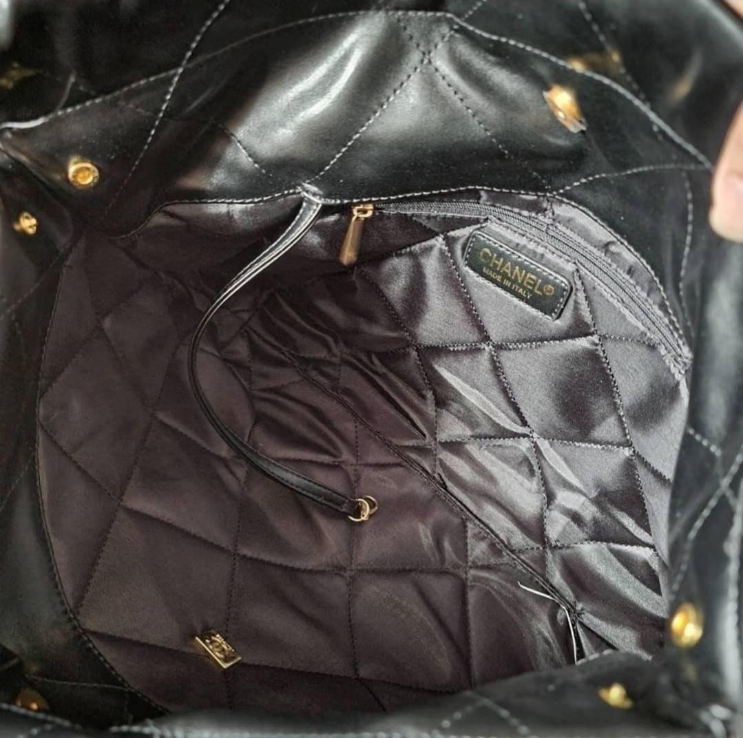 Chanel 22 bag เกินต้านที่สุดกับไอเท็มนี้ ที่สาวๆหรือใครๆก็ต้องมีแล้ว!! แค่เห็นก็หลงรัก กระเป๋าทรงสวย ดีเทลเรียบแต่มีความหรูแอบซ่อนอยู่ ด้วยดีไซน์สายสะพายโซ่สีทอง และโลโก้อันโดดเด่น ดีงามน่าหลงใหลมาก