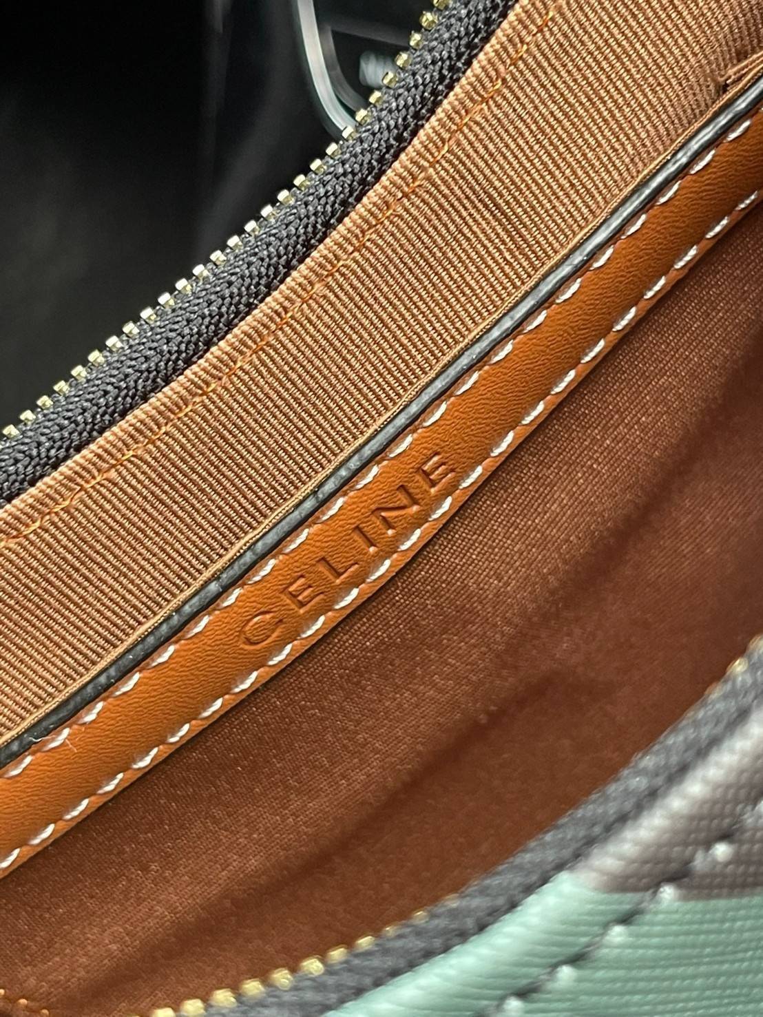 VIP 】Celine Ava Bag In Canvas With Camouflage And Celine Print รุ่นนี้ออกแนวสายลุยแต่ยังคงความคลาสสิกทั้งลายที่แสนโดดเด่น และสายแบบเข็มขัดก็เข้ากันได้ดีสุด ๆลวดลายcamo แบบสะดุดตา การใช้งานไม่ซับซ้อน ตอบโจทย์สำหรับหากสาว ๆ คนไหนที่กำลังมองหากระเป๋าสะพายไหล