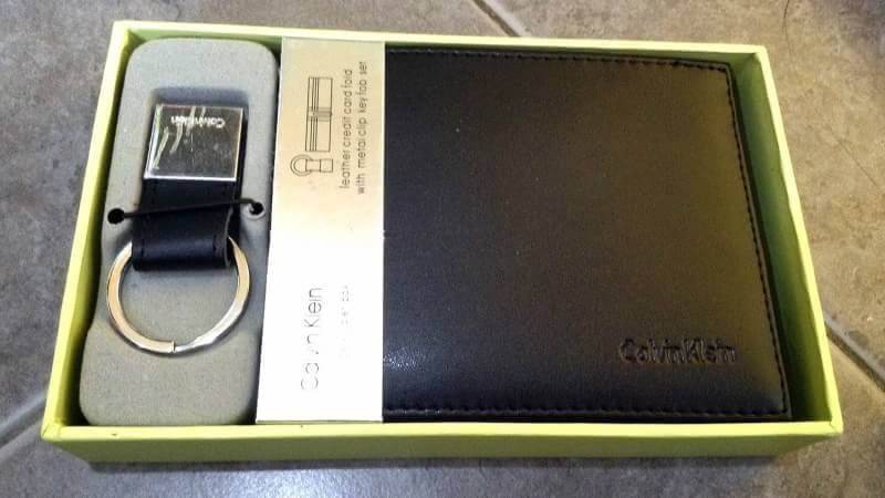 พร้อมส่งเซตสุดคุ้ม! Value Pack Limited Edition จาก Calvin Klein Jeans ซื้อ1ได้ถึง3! ทั้งกระเป๋าสตางค์+ที่ใสนามบัตร+พวงกุญแจเข้าชุดขนาดกำลังดีพกพาสะดวก ภายในกระเป๋าสตางค์มีทั้งช่องใส่รูปใส่บัตร มีช่องใส่ธนบัตรแยกสองช่องเป็นสัดส่วน name card pocket สามารถเเ