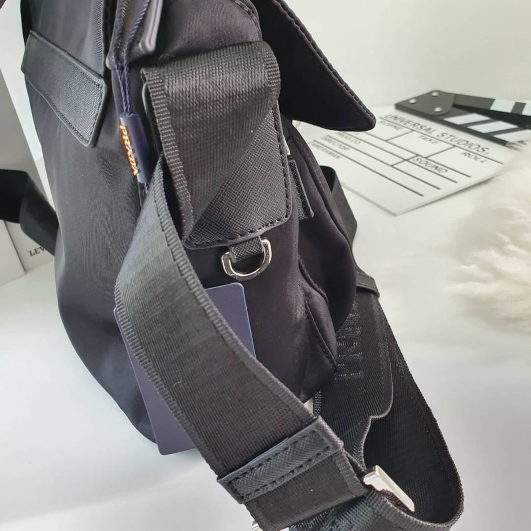 พร้อมส่งรุ่นขายดี กับงานพรีเมี่ยมกิ้ฟแบรนด์ดังอย่าง PRADA ทรง MESSENGER ทรงยอดฮิต สำหรับท่านชาย เนื้อผ้า Nylon มาพร้อมกับทรงสูง ใส่ ของได้หลากหลาย ขนาดกำลังดี เปิดปิดด้านหน้าด้วยตัวล็อคเข็มขัด ด้านในเปิดปิดด้วยซิป อะไหล่สีเงินทั้งใบ จะซื้อใช้เองหรือบมอบเป