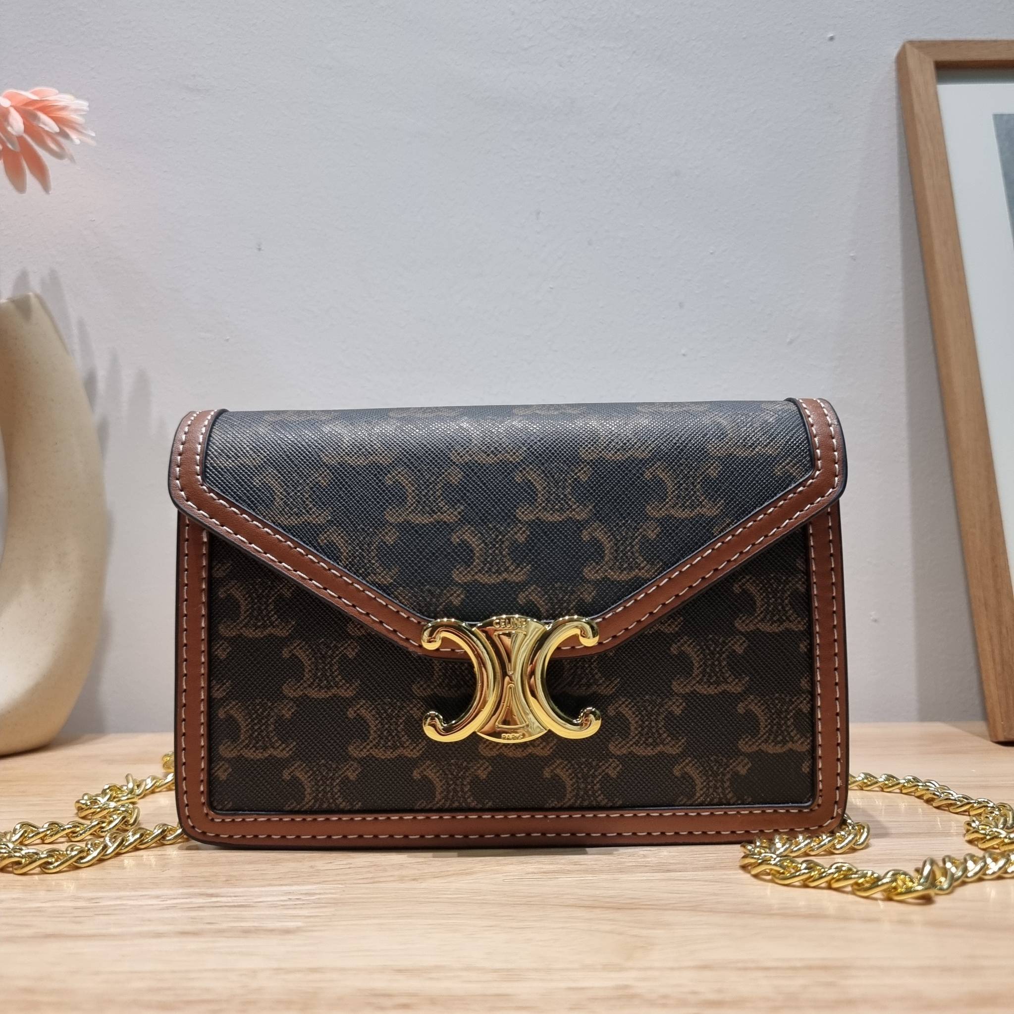 CELINE WALLET ON CHAIN TRIOMPHE CANVAS AND CALFSKIN ใหม่ล่าสุด สวยเฉี่ยว ไม่เหมือนใคร กับกระเป๋าสะพายกึ่งกระเป๋าสตางค์ ที่ใช้งานได้หลากหลายฟังก์ชั่น สะพายข้างได้ ถอดสายออกพกเป็นคลัทช์ได้