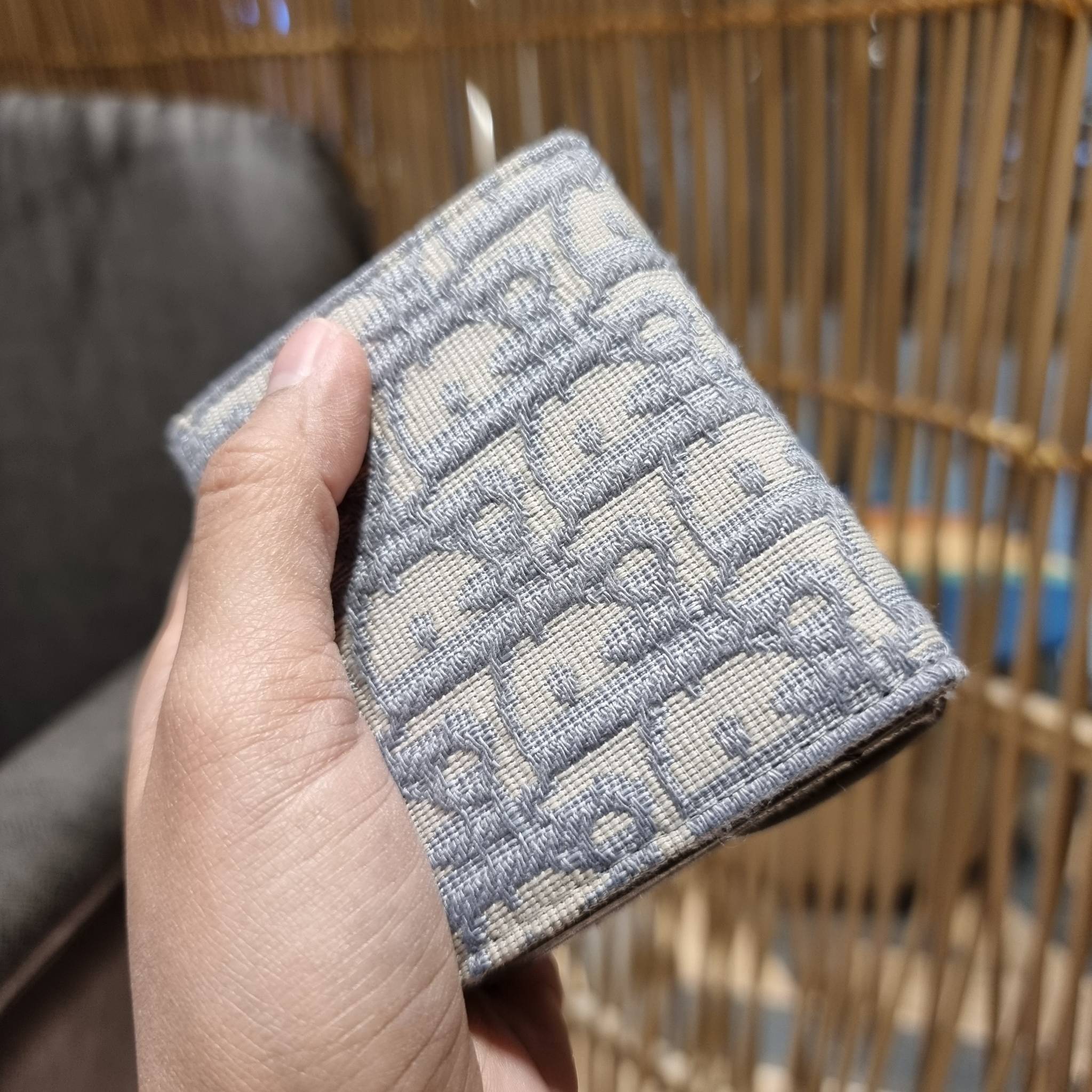 VIP 】CD MULTI WALLET WITH GWP กระเป๋าสตางค์ขนาดเหมาะมือ กะทัดรัดไม่กินพื้นที่ พรีเมี่ยมกิ๊ฟจากเคาน์เตอร์ ดีไซน์แบบพับ ใช้งานง่าย น่ารักน่าใช้จริงๆ วัสดุผ้าแคนวาสปักลาย สลับหนังแท้ภายใน ภายในมีช่องใส่บัตร ใส่ธนบัตรได้ สะดวกใช้มากๆ มาพร้อม box set ในราคาที่