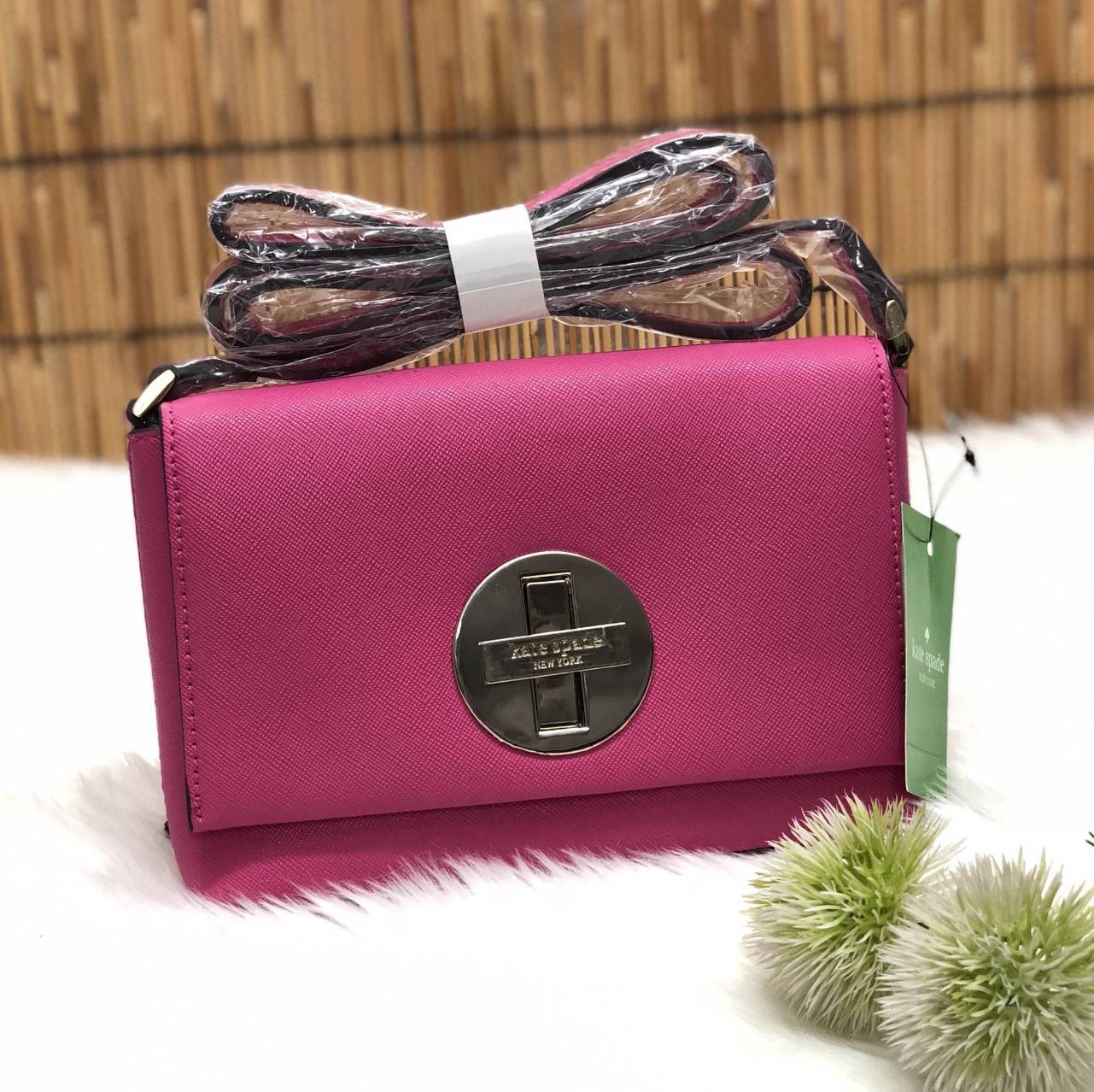 Kate Spade New York Crossbody Bag กระเป๋าสะพาย crossbody size mini กำลังน่ารัก วัสดุหนังลาย saffiano น้ำหนักเบา ด้านหน้ามี logo brand เปิดเปิดกระเป๋าแบบหมุนล็อค ภายในโล่งใส่มือถือได้ทุกรุ่น ใส่กระเป๋าสตางค์ใบสั้น, มือถือได้ทุกรุ่น ภายในมี 1 ช่องเล็ก ใส่มื