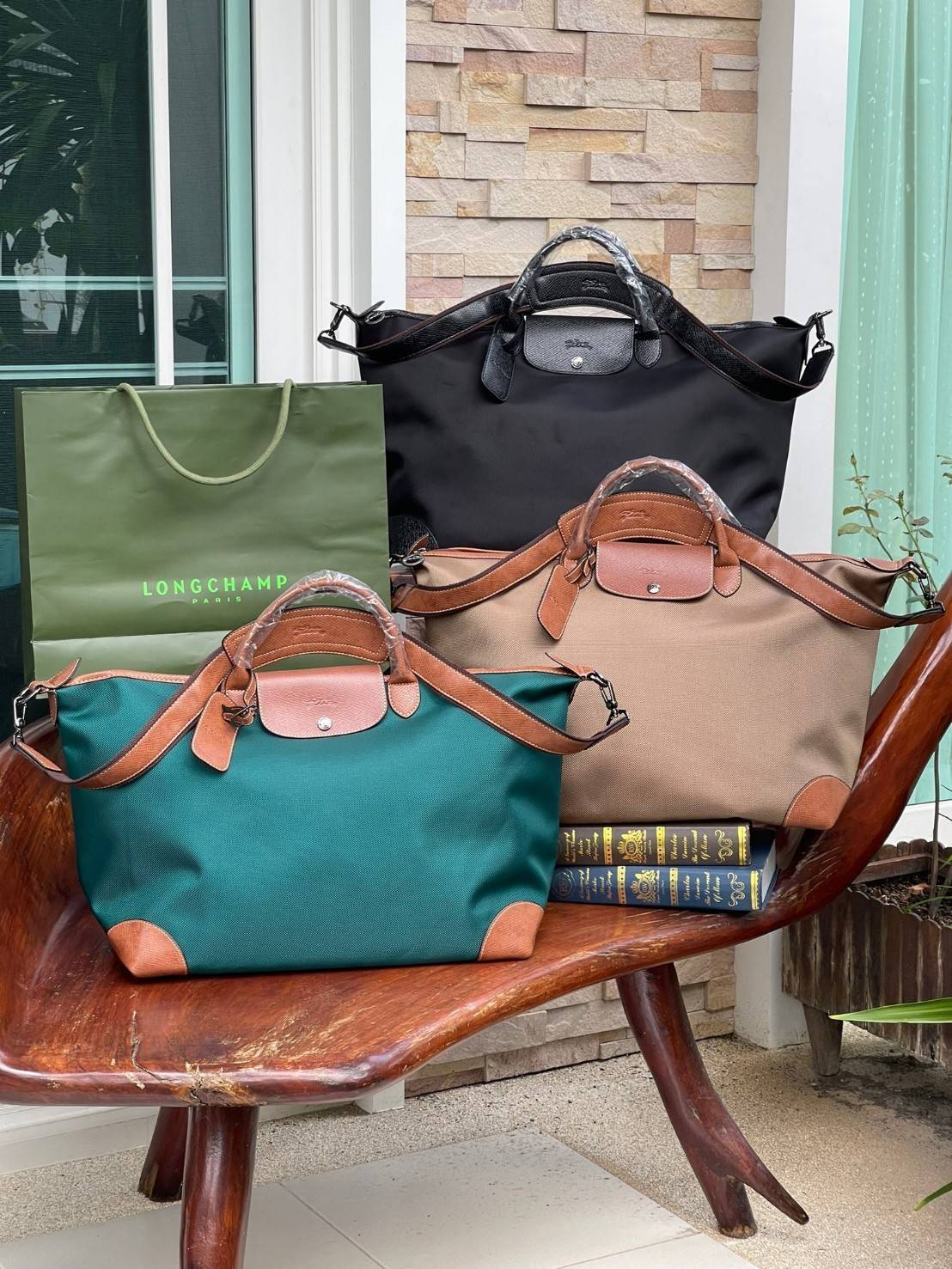 LONGCHAMP BOXFORD TRAVEL BAG L กระเป๋าเดินทางขนาดใหญ่ มาพร้อมสายสะพายที่สามารถถอดได้ ให้คุณเลือกสะพายไหล่หรือถือได้ มีซิปรูดเปิดปิดกระเป๋าที่ให้คุณมั่นใจได้ว่าคุณจัดเก็บไอเท็มของคุณได้อย่างมิดชิด บ็อคฟอร์ด (BOXFORD) สะท้อนความเป็นเอกลักษณ์ของแบรนด์ที่เปี่