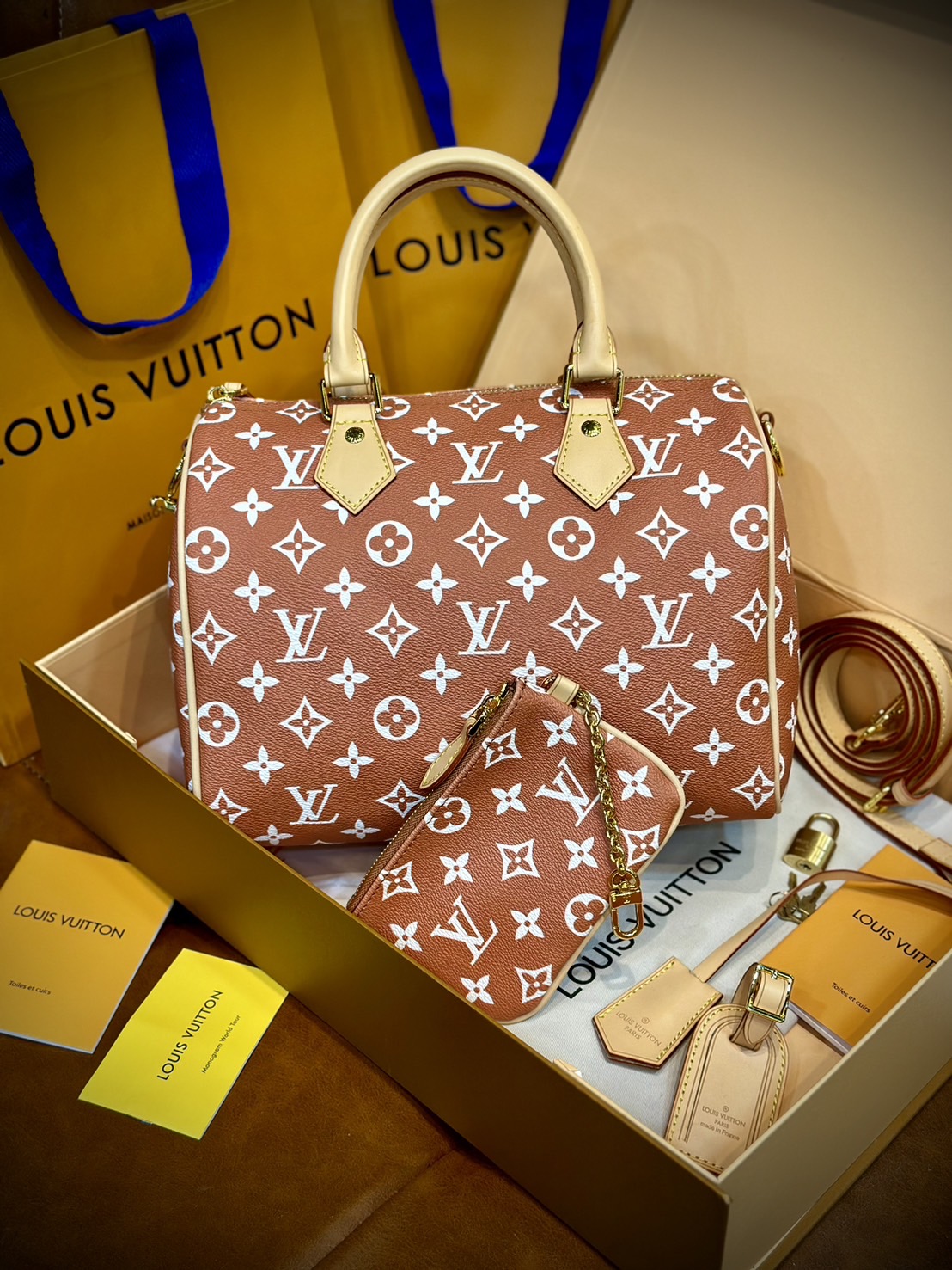 LV Speedy P9 Bandoulière 25 กระเป๋าสะพายสปีดี้รุ่นใหม่หรูหรา กระเป๋าทรงหมอนท็อปฮิตดีไซน์ใหม่ต้อนรับฤดูร้อน โดดเด่นด้วยการตกแต่งลายพิมพ์สดใส รูปทรงสวยตลอดกาล