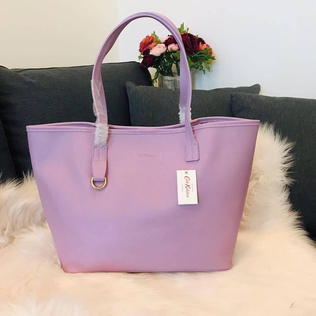 Cath kidston tote bag กระเป๋าสะพายรุ่นใหม่ วัสดุ PU คุณภาพดี นิ่ม น้ำหนักเบา เช็ดทำความสะอาดง่าย เปิดปิดกระเป๋าด้วยกระดุมแม่เหล็ก ด้านในโล่งกว้างมีช่องซิปสำหรับใส่ของ จุของได้เยอะ สายสะพายไหล่ยาวสุด22cm.ขนาดกำลังดีราคาสุดคุ้มห้ามพลาดค่ะ