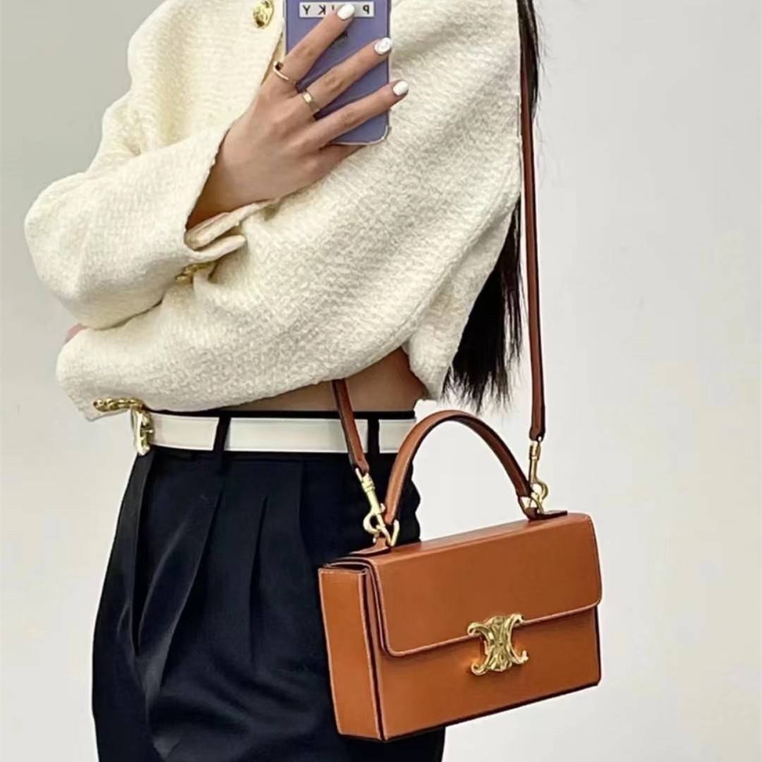 Celine Triomphe shoulder handbag Bag / Celine box triomphe in Natural Calfskin Tan กระเป๋าสะพายเรียบหรูและดูทันสมัยใบนี้ออกมา ให้คุณเลือกสะพายในชีวิตประจำวันเข้ากับการแต่งตัวสบาย ๆ หรือถอดสายถืงออกงานปาร์ตี้สังสรรค์ ก็ช่วยให้คุณดูโดดเด่นได้เช่นกัน นอกจากน