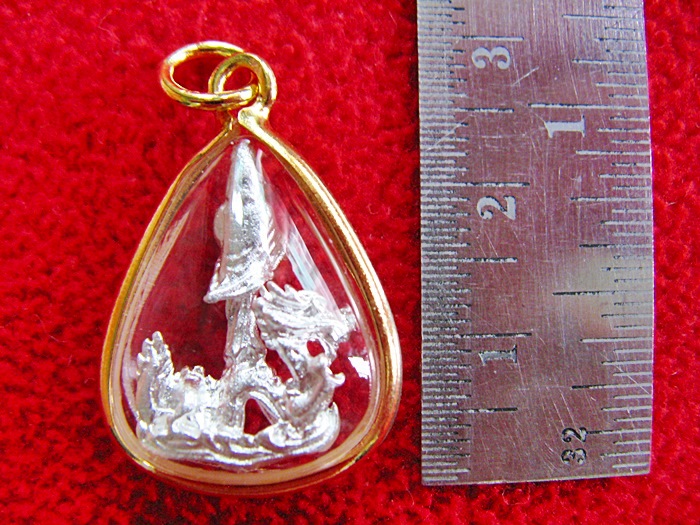 จี้เจ้าแม่กวนอิมทรงมังกรองค์เล็กเนื้อเงินพ่นทรายเลี่ยมทองไมครอนพร้อมใบคาถาค่ะ