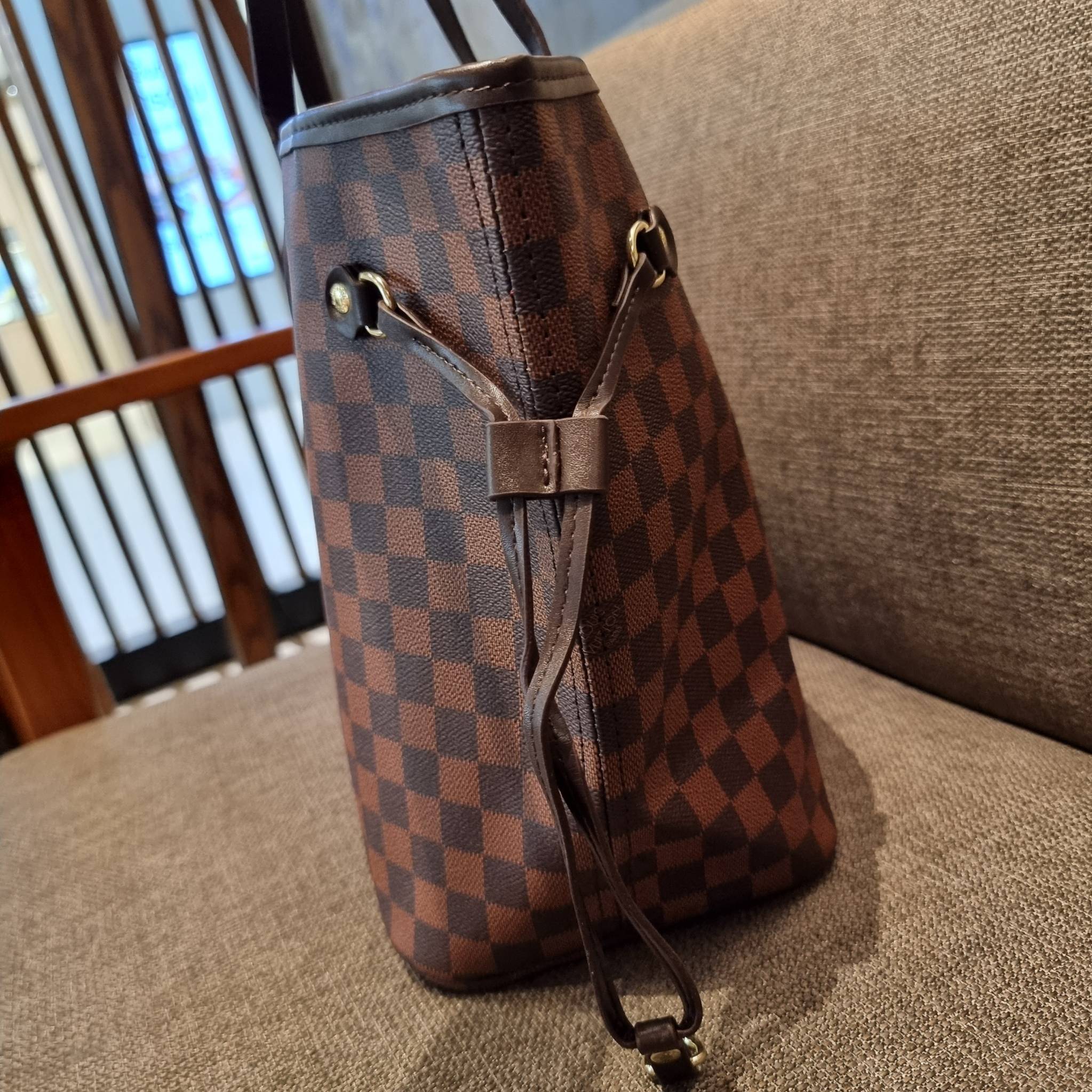 LV 2IN1 TOTE SET กระเป๋าสะพายไหล่ใบใหญ่ทรง tote มาพร้อมใบลูก คลาสสิคที่สุด เป็รอีกรุ่นที่มีคนใช้กันทั่วบ้านทั่วเมือง ฮิตแบบไม่ต้องพูดเยอะ วัสดุหนังแคนวาสปั๊มลายเต็มใบ ปากกระเป๋ามีหูเกี่ยว ด้านข้างมีหนังรูดเก็บทรงได้ ภายในโล่งกว้างมากๆ มีช่องซิปแยกให้ ใบเล