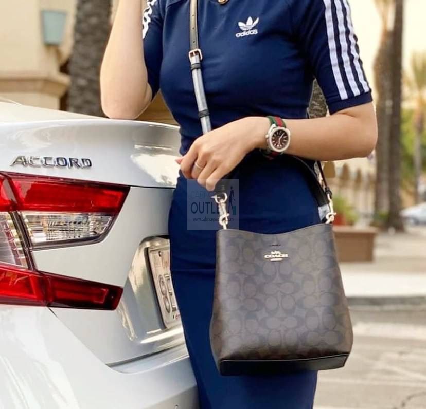 COACH 2312 SMALL TOWN BUCKET BAG IN SIGNATURE CANVAS รุ่นยอดนิยมใบเล็กมาครบสีแล้วจ้า กระเป๋าทรงบัคเก็ต สีผู้ดี๊ผู้ดี ตัวกระเป๋าดีไซน์คลาสสิคลายซี ดูโดดเด่น วัสดุหนังแคนวาสเคลือบลาย สวยคมทุกมุมจริงๆ!! เปิด-ปิดด้วยกระดุมแม่เหล็กทั้ง 2 ฝั่ง ภายในเป็นช่องโล่ง