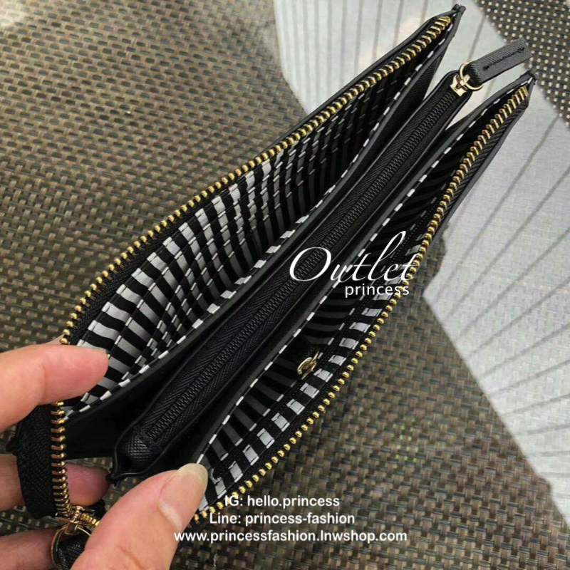 KATE SPADE Wallet Clutch Bag กระเป๋าทรงคลัชสุดคุ้มหนัง Saffiano ด้านหน้ามีโลโก้แบรนด์ มาพร้อมสายคล้องมือ เปิดปิดด้วยซิปสะดวกใช้ สามารถใส่แทนกระเป๋าสตางค์ใบยาว ภายในแบ่งออกเป็น3ช่องหลัก มีช่องใส่บัตร เครื่องสำอาง เครื่องเขียน เหรียญ ไส่ไอโฟนพลัส ได้ค่ะ มีก