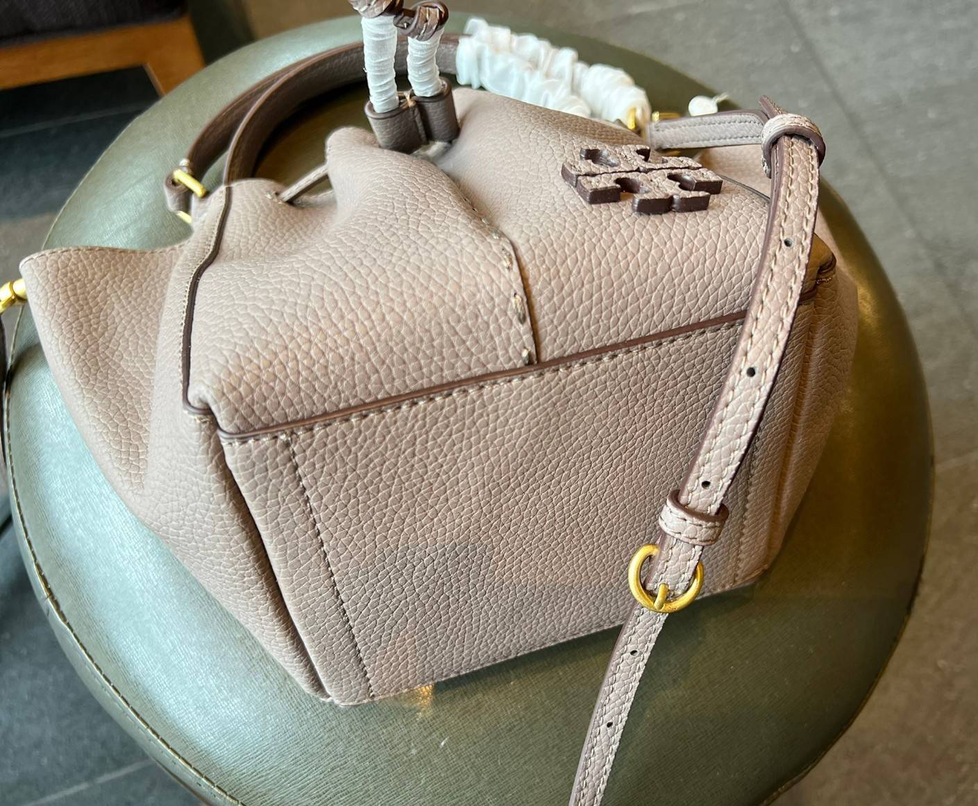 TORY BURCH MCGRAW DRAGONFLY MINI SATCHEL ((90474)) พร้อมส่งที่ไทย แนะนำต้องมีติดตัว สวยมากๆ! กระเป๋าหิ้วหรือสะพายข้างได้ หนังแกะนิ่มสวย อย่างดีเลยค่ะ ดีเทลด้านหน้าแบบหูรูด ปากกระเป๋าเปิดปิดแบบกระดุมแปลก ภายในโล่งกว้าง ใส่ของได้ครบครันหายห่วงค่ะ; มีช่องให้