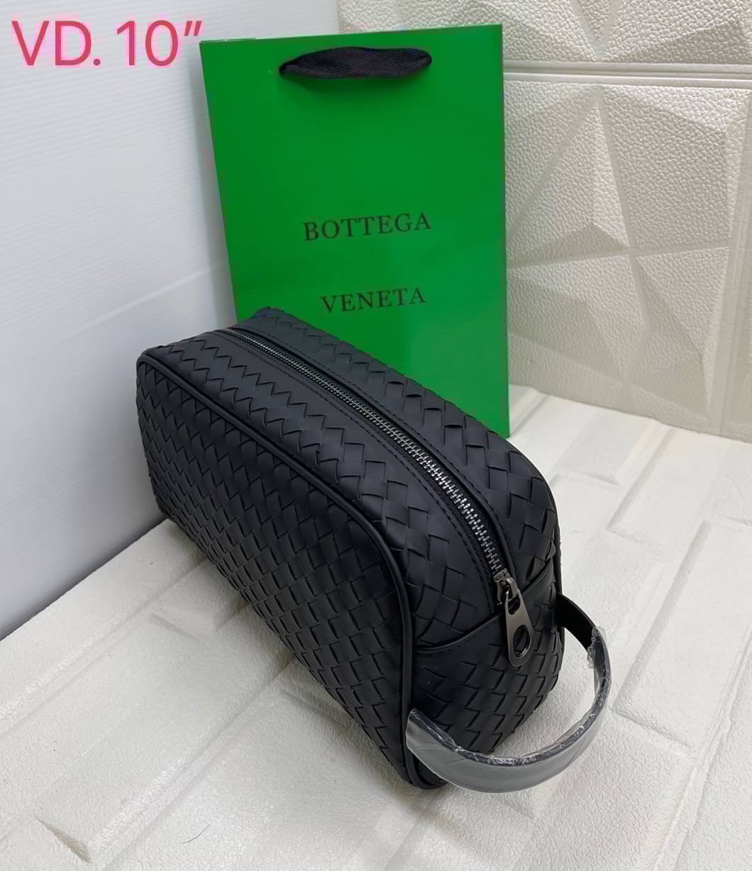 1Zip Bottega Veneta Intrecciato Travel Pouch กระเป๋าทรงพอชพร้อมหูจับในตัว รุ่นยอดนิยม สวยหรูคลาสสิค ดีไซน์หนังสานตารางโดดเด่นเป็นเอกลักษณ์ที่คงความเรียบหรูดูแพงไว้อย่างลงตัว กิมมิคที่ใครๆก็อยากเป็นเจ้าของ ที่มีทั้งความหรูหราและสปอร์ตในตัว