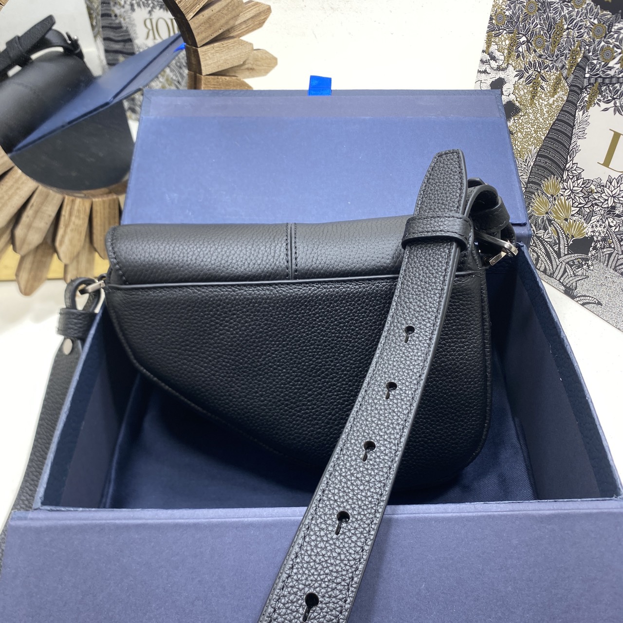 ORI หนังแท้ | DIOR Mini Saddle Bag Icons Leather black กระเป๋าสะพาย คาดอก เปิดตัวครั้งแรกในงานแฟชั่นโชว์ Summer 2025 ดีไซน์สุดไอคอนิกมาตีความใหม่ด้วยรูปทรงที่ทันสมัย