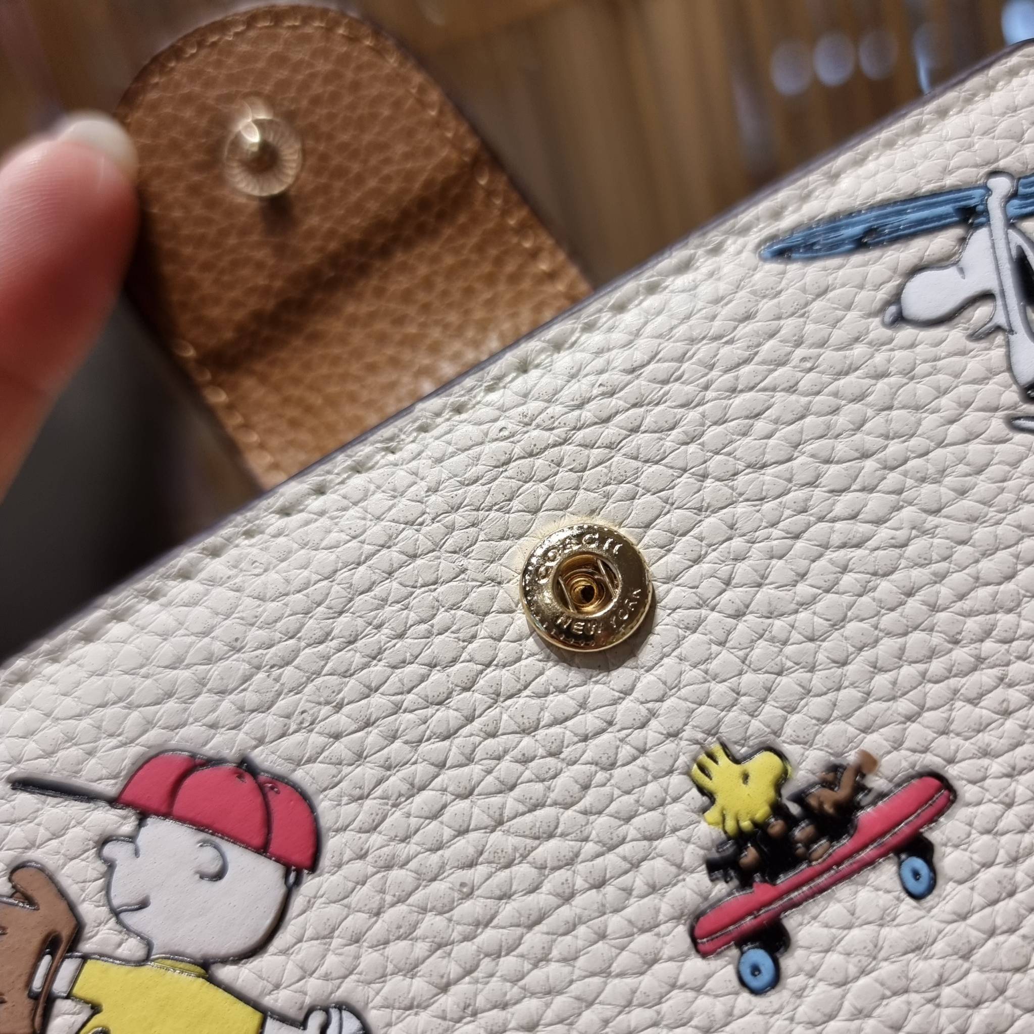 COACH C4899 MEDIUM CORNER ZIP WALLET WITH SNOPPY PRINT น้องใหม่คอลเลคชั่นสุดชิค ดีไซน์ลายพริ้นท์ผองเพื่อนสนูปพี น่ารักน่าใช้ เพิ่มลูกเล่นให้กระเป๋าสตางค์ของคุณไปอีก กับกระเป๋าสตางค์ใบกลาง ขนาดกำลังเหมาะมือ วัสดุหนัง pepble ทนทาน มีช่องใส่บัตรและธนบัตรครบ 