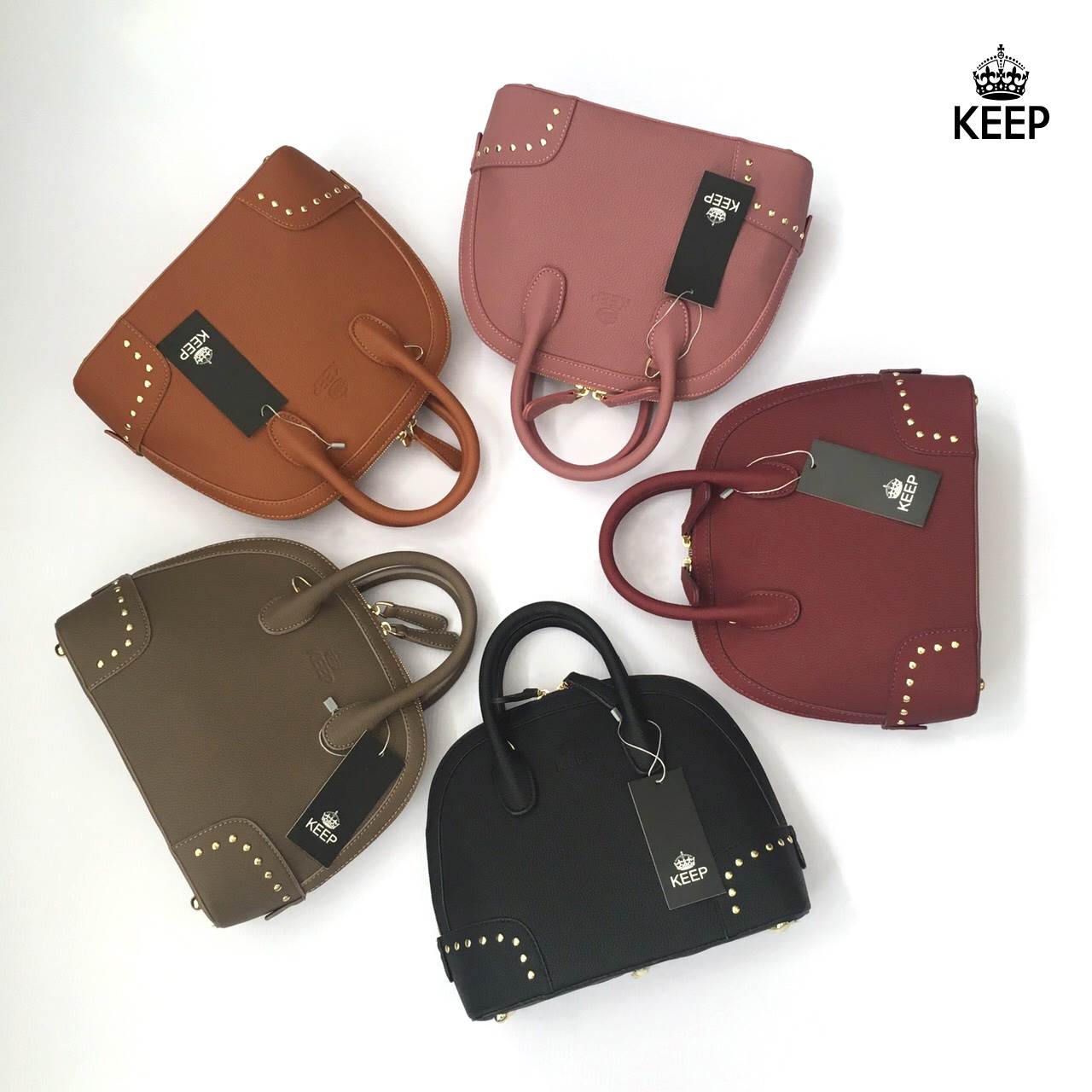 รุ่นใหม่ล่าสุด ' KEEP Infinite handbag ทรง alma สุด Hot #จุดเด่นที่ >หนังแท้นิ่มมาก ลายหนังสวย >เนื้อ matte น้ำหนักเบา ถือสะพายเข้าง่ายกับทุกชุด >ขนาดกระเป๋ากำลังดีคะ ใส่ กปต ยาว มือถือได้ > มีช่องย่อยแบ่งเก็บของด้านใน เป็นสัดส่วน >หาง