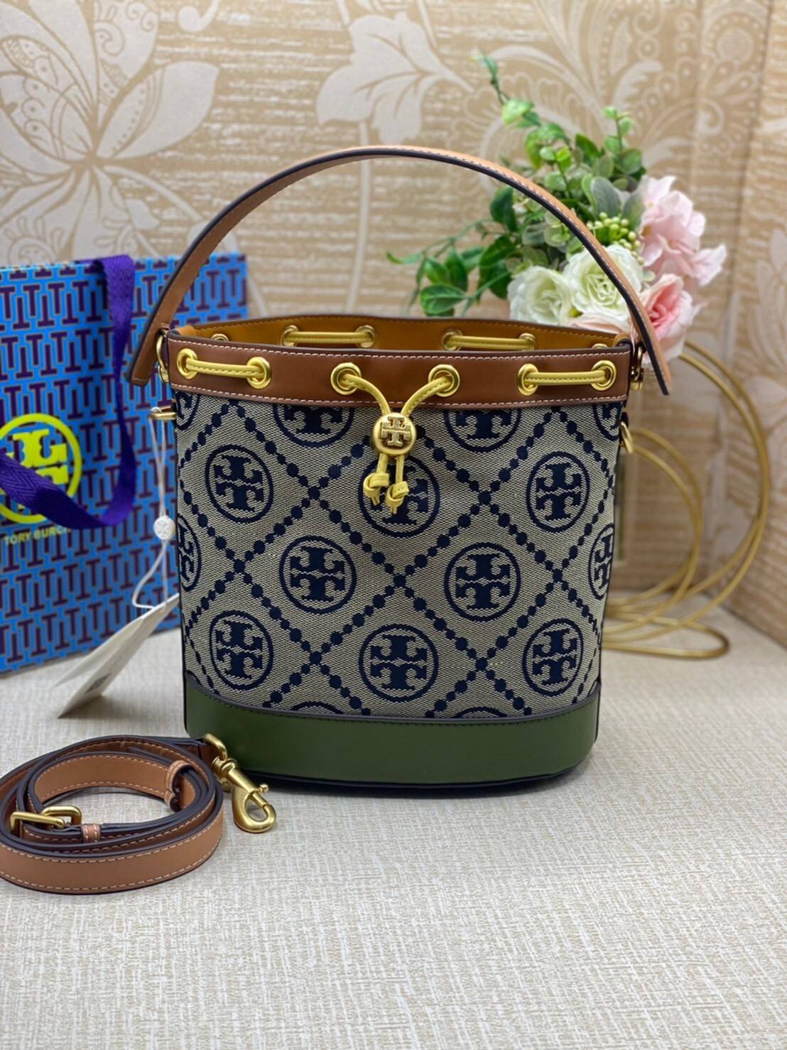Tory Burch T Monogram Colorblock Bucket Bag กระเป๋าสะพาย ทรงบัคเกต รุ่นฮอต สไตล์ไหนเข้าได้ทุกลุค วัสดุ jacquard ตัดขอบหนังแท้ ภายในเป็นช่องโล่งกว้าง ใส่ของได้เยอะหยิบจับสะดวก มาพร้อมสายสะพายข้างหนังแท้ ถอดและปรับระดับได้สะพายชิวได้ทุกโอกาส