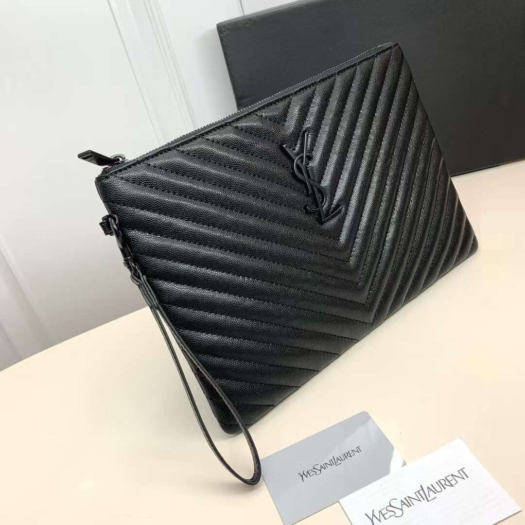 YSL Clutch Pouch in Matelasse Leather Bag กระเป๋าทรงคลัช/ทรงพอชสุดชิค ดีไซน์เรียบหรู โดดเด่นด้วยโลโก้ด้านหน้า เพิ่มดีเทลความผู้ดี พกพาง่าย ใช้งานสะดวกพร้อมสายคล้องมือ