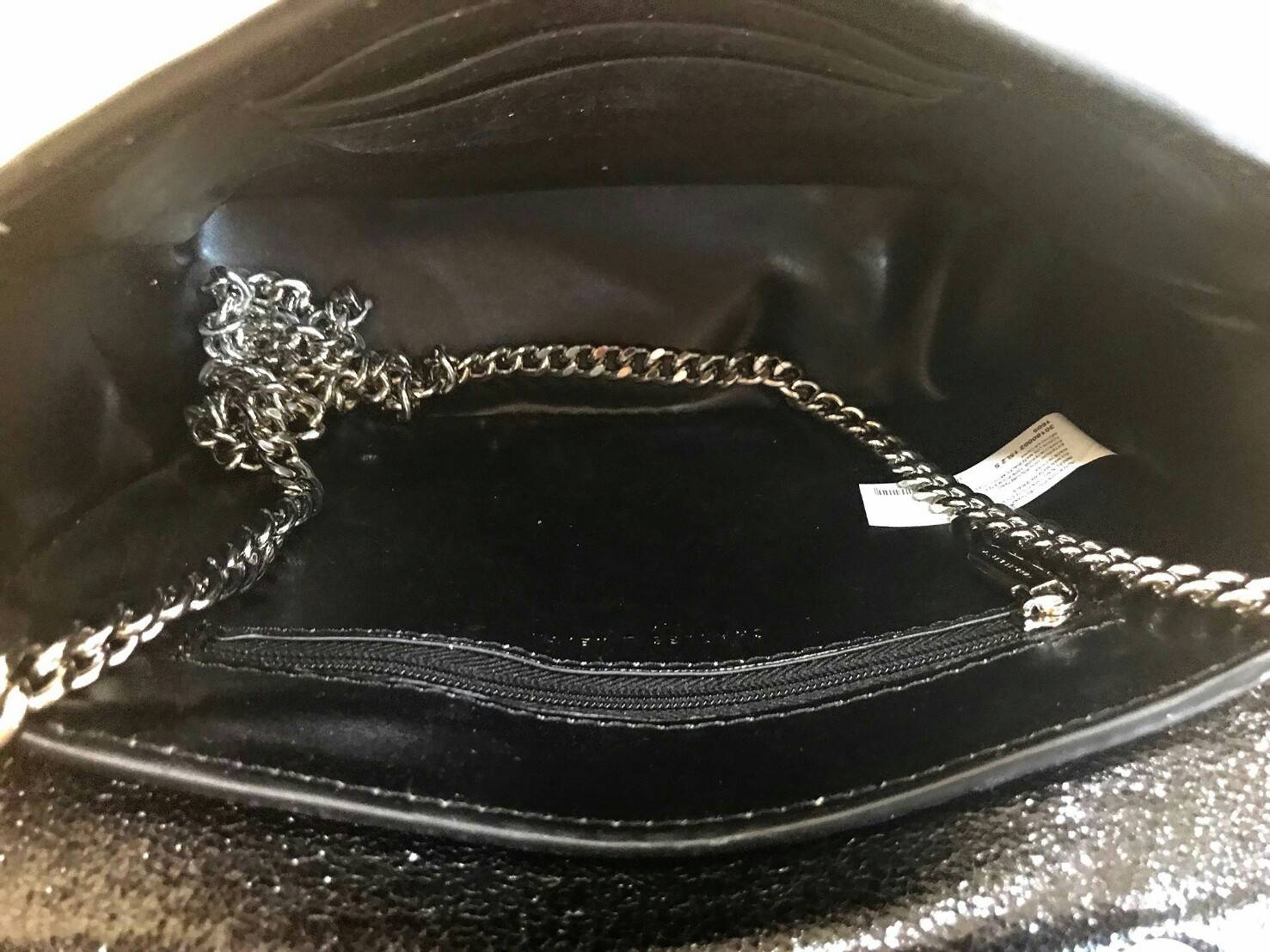 CHARLES & KEITH PUSH-LOCK CHAIN SLING BAG 2018 กระเป๋าสะพายวัสดุหนังคาเวียร์สวยอยู่ทรง ขนาดมินิกำลังดี น้ำหนักเบา เปิดปิดด้วยฝาปิดตัวล็อคปั๊มโลโก้ด้านหน้า ภายใน มีช่องซิป และช่องใส่บัตร มาพร้อมสายสะพายโซ่ยาวสามารถซ้อนสายสั้นสะพายไหล่ หรือสายยาว Crossbodyไ