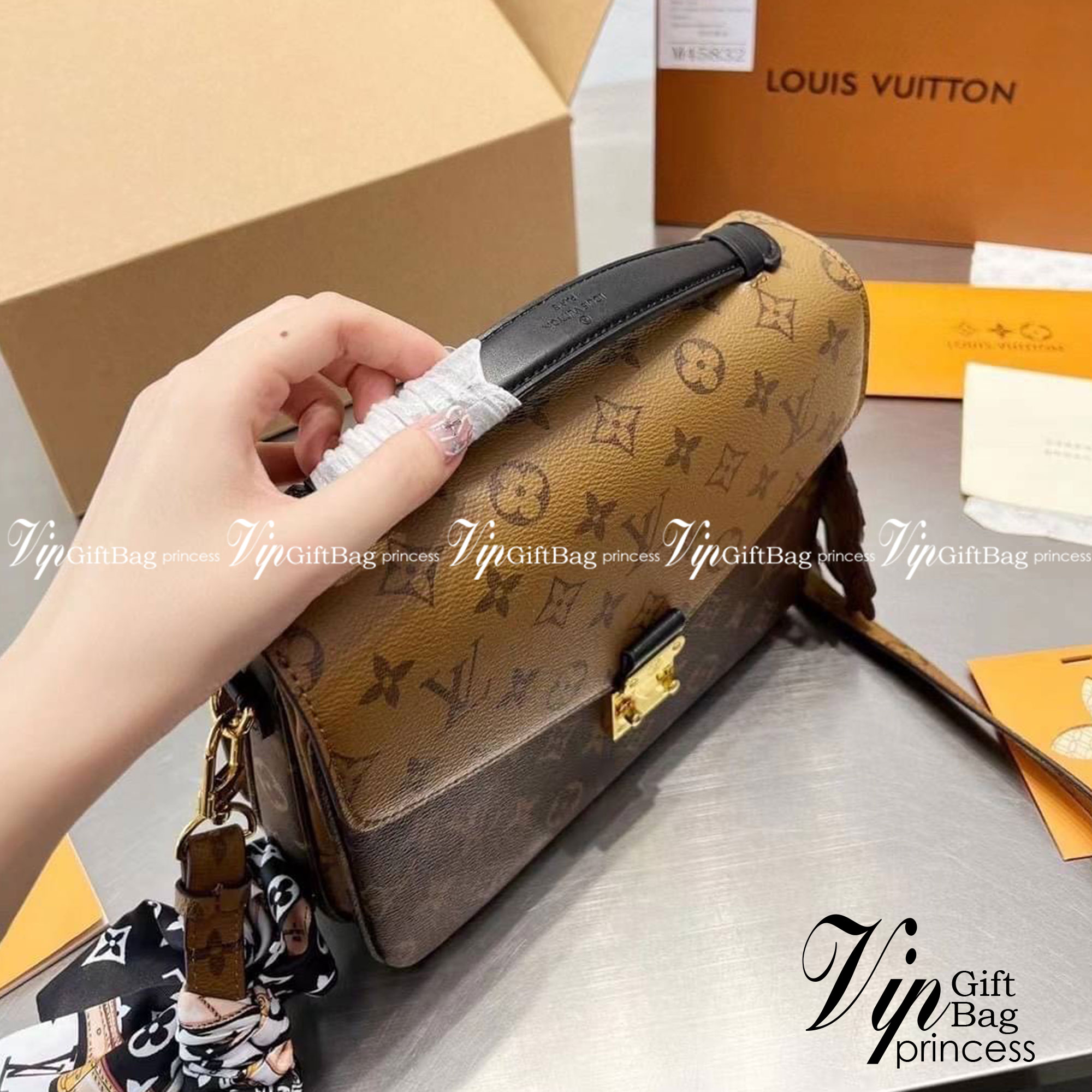 LV Monogram Reverse Pochette Metis / LV Pochette Metis กระเป๋าสะพายไอเท็มนำแฟชั่นที่น่าดึงดูดใจ ทรงกะทัดรัดและใช้งานได้สะดวก หนังแคนวาสอย่างดี ลาย Monogram เปิด-ปิดแบบกดล็อคอะไหล่สีทองสวยงาม