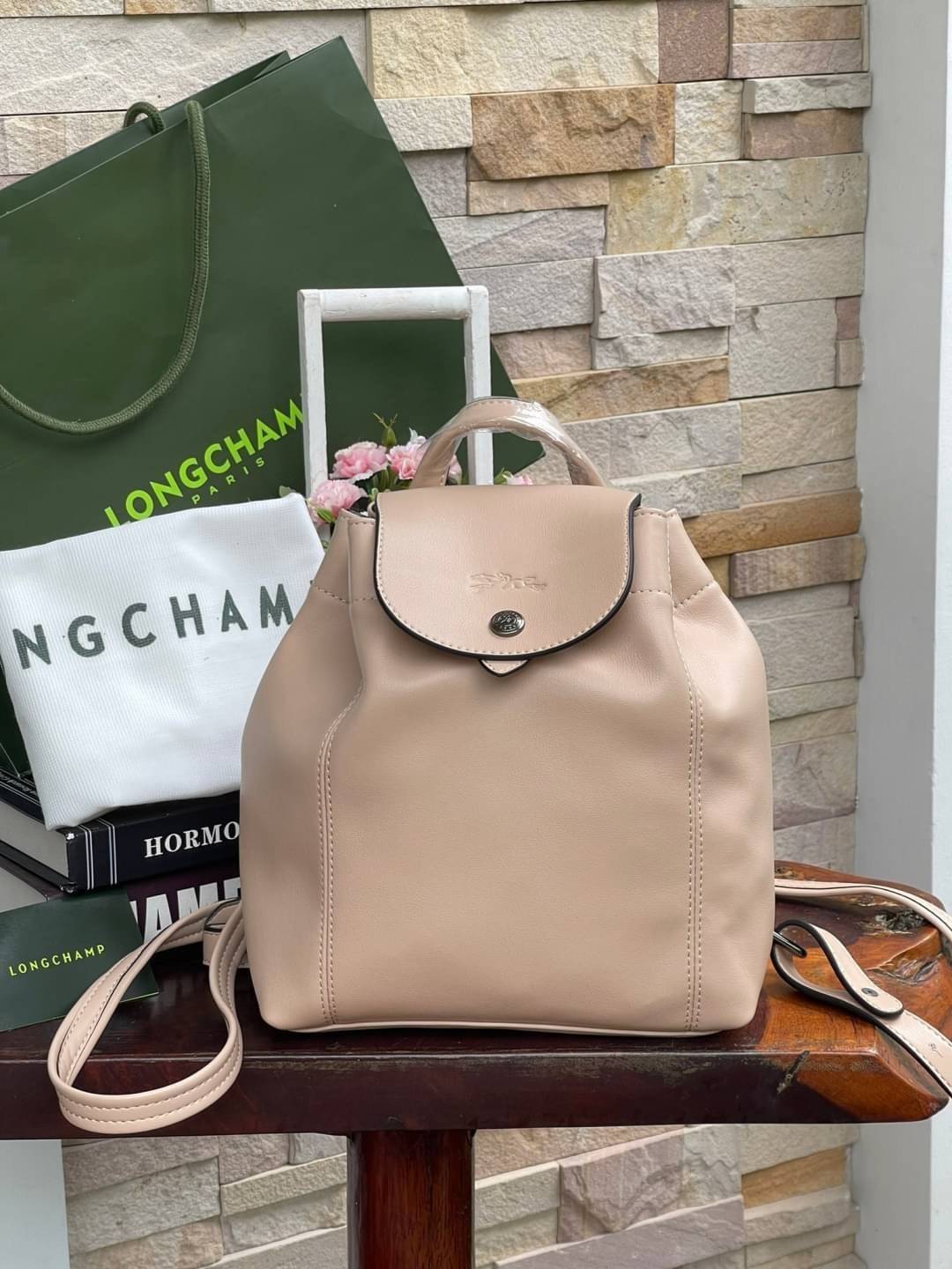 Longchamp Le Pliage Cuir Xs Leather Backpack แบรนด์ติดเทรนด์ตลอดไม่เคยเปลี่ยนกับ ทรง Le Pliage Cuir หนึ่งในตระกูลกระเป๋าสุดไอคอนิกจากแบรนด์ เมื่อรุ่น Le Pliage Cuir ในรูปแบบของหนังแกะ Metis ได้ถือกำเนิดขึ้นในปี 2012 เป้ที่มีการจัดการปรับดีไซน์ให้มีขนาดกำล