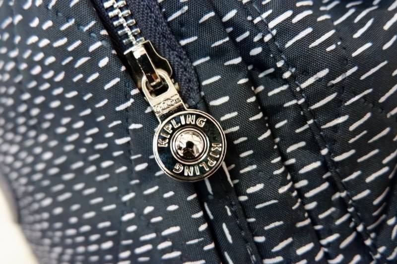Kipling City Pack S K18014 Kipling มาพร้อมดีไซน์ทันสมัย สนุกสนาน ใช้งานได้อย่างคล่องตัว ด้วยสีและลายสุดคลาสสิก โดดเด่นด้วยพื้นที่ภายในและช่องต่างๆ ที่ให้คุณจัดเก็บของสำคัญได้ครบถ้วน