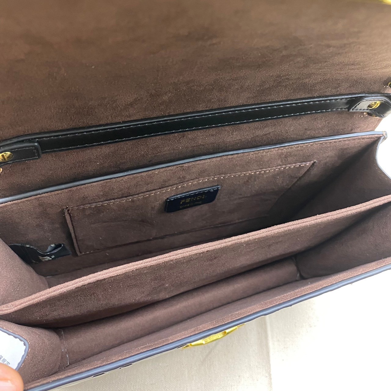 FENDI KAN leather bag เกรดออริจินอล สลับแท้ ด้วยสีและลวดลายคลาสสิกตามแบบแบรนด์ เข้าได้กับสาวๆ ทุกสไตล์ บ่งบอกความเป็น FF ได้อย่างสมบูรณ์แบบ โทนสีแมตช์กับเสื้อผ้าได้ง่าย