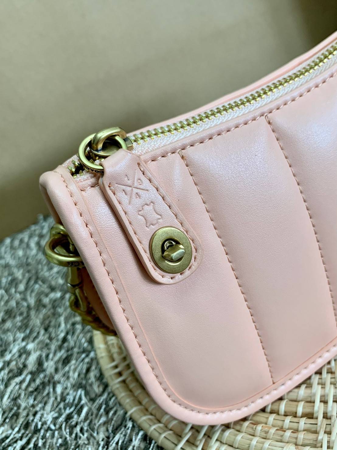 COACH SWINGER 20 WITH QUILTING ((C3490)) พร้อมส่งที่ไทย ออกใหม่ล่าสุดค่ะ! กระเป๋าหิ้วหรือคล้องไหล่ ใบขนาดกระทัดรัด หนัง Nappa แบบนวมล่าสุดค่ะ! เปิดปิดกระเป๋าแบบหมุนล็อค ภายในสามารถใส่มือถือได้;กระเป๋าเงินใบสั้นได้;พาสปอร์ตได้;พร้อมช่องเสียบบัตรได้อีกสามช่