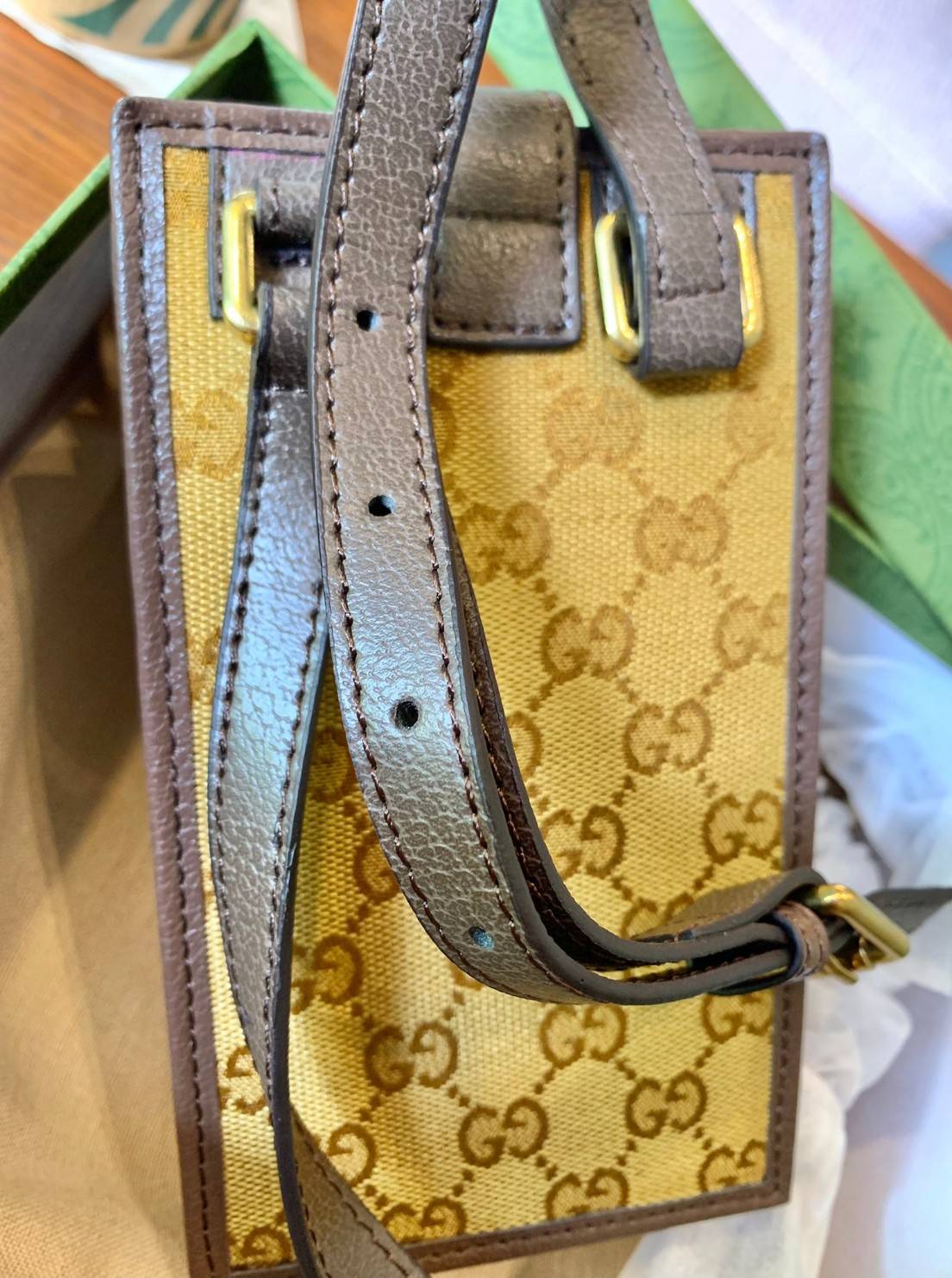 VIP 🥂 LIMITED EDITION Gucci x adidas Phone Case ไม่มีได้ยังไง สวยขนาดนี้ ที่หนุ่มๆสาวๆต้องมีติดตัวค่ะ 💙กระเป๋าใส่มือถือ หนังแท้ 🔺สีน้ำตาลอมเหลือง สัสดุJacquard ทอลายGG ค่ะ ด้านหน้าทั้ง3สี มีโลโก้แบรนด์แบบนูนอันเป็นสัญลักษณ์ของคอลเล