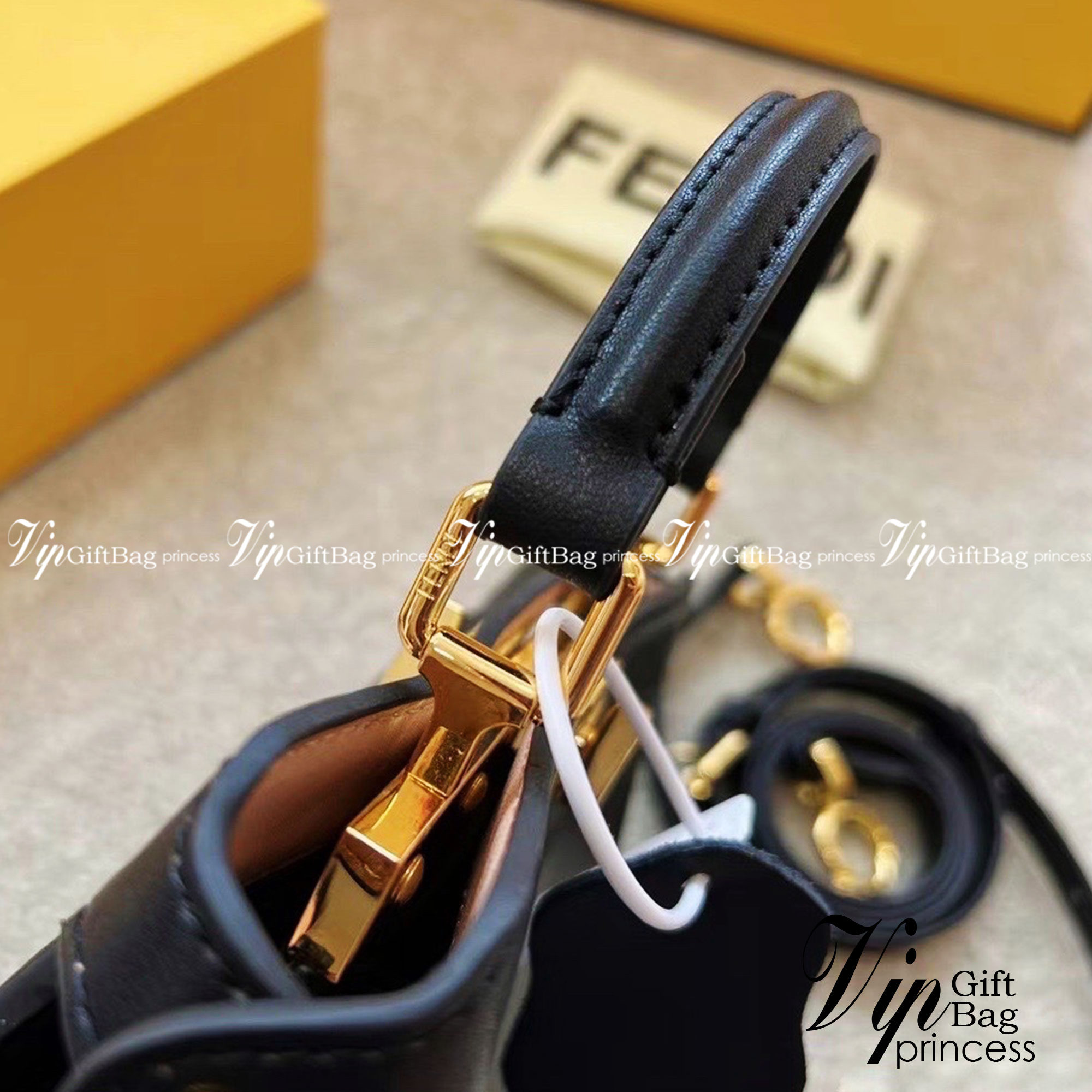 FENDI peekaboo 20cm เกระเป๋าสะพายเฟนดิ คลาสสิกตามแบบฉบับแบรนด์ สวยไฮโซมากแม่ สุดฮิตรุ่น Peekaboo ขนาดกำลังดีหนังเรียบสีพื้นมาใหม่ สวยหรูดูไฮโซ มาพร้อมสายสะพายยาวถอดออกถือได้ วัสดุคุณภาพอย่างดี ขนาดกะทัดรัดและดีไซน์ที่เรียบหรู