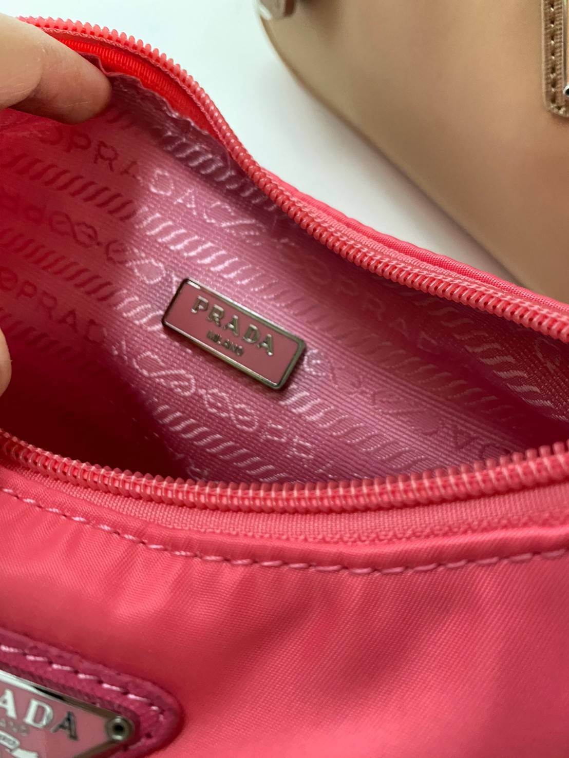 พรีเมี่ยมกิ๊ฟแท้ 100% 】สีใหม่พร้อมส่งที่นี่ที่เดียว Prada nylon mini shoulder bag กระเป๋าถือหรือสะพายไหล่ size mini กำลังน่ารัก
