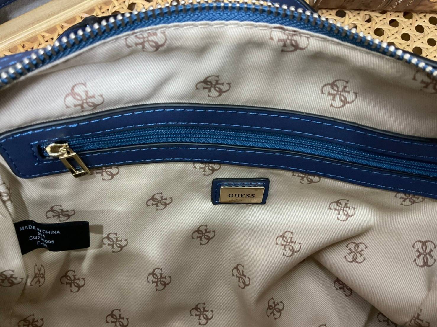 Guess Handbag with Small Shoulder Strap Tyren SG796605 New collection!! Guess ทรงหมอน ขนาดเล็ก ลายซิกเนเจอร์แบรนด์ ทรงหมอนยอดฮิต มีให้เลือก 5 สี สีสวยคลาสสิก เข้ากับง่ายกับทุกชุด ปิด/เปิด ด้วยซิป ภายในโล่งกว้าง แยกเป็นสัดส่วนใช้งาน ซับในตราแบรนด์ ใส่กระเป