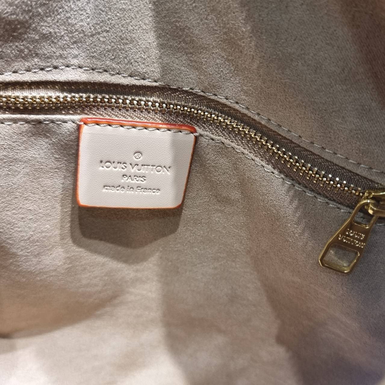 LV x TM speedy bandouliere 25 bag กระเป๋าทรงหมอน รุ่นท็อปฮิต กับดีไซน์ใหม่ต้อนรับฤดูร้อน โดดเด่นด้วยการตกแต่งลายพิมพ์ไม่เกร่อ โทนสีสดใสสะดุดตา มาพร้อมพวงหนังห้อยและมีกุญแจล็อค