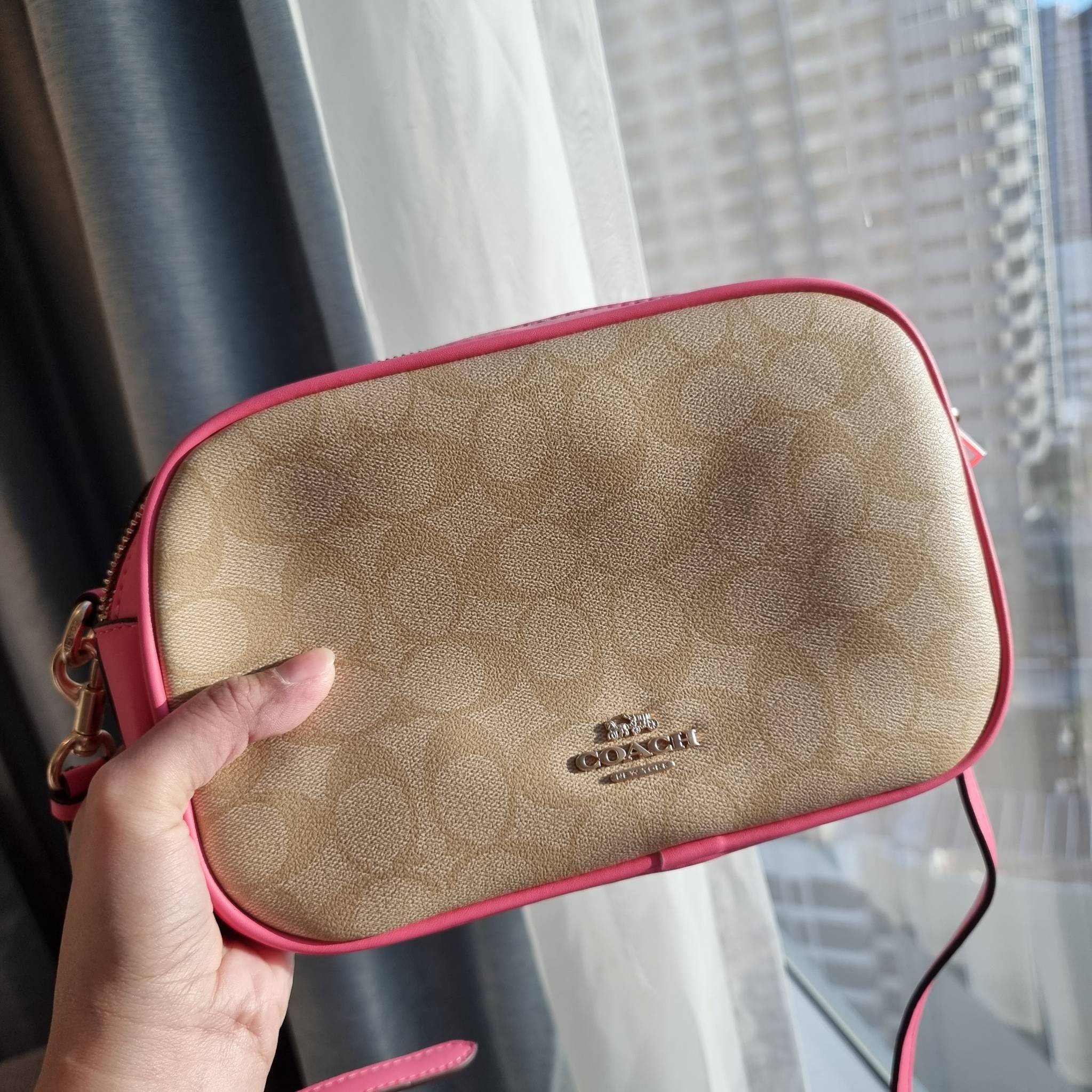 OUTLET 】COACH F68168 JES CROSSBODY IN SIGNATURE CANVAS รุ่นยอดฮิต!! กระเป๋าสะพายข้าง รุ่น 2 ซิป ใบใหญ่จุใจ สีคลาสสิคขายดี!! วัสดุหนังแคนวาสเคลือบลาย เปิด-ปิดด้วยซิป 2 ช่องหลัก ใช้งานง่าย ทรงสวยมากๆรุ่นนี้ มาพร้อมสายสะพาย crossbody ปรับได้ตามตัว ภายในใส่ขอ