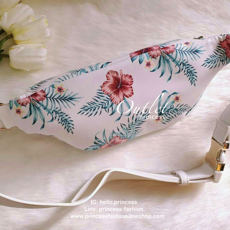 GUESS FERNANDA LOGO FANNY PACK กระเป๋าหนังนิ่มคาดเอว/อกพิมพ์ลายดอกไม้ดูอ่อนหวาน ด้านหน้าปั๊มโลโก้แบรนด์ทรงสามเหลี่ยม ตัวกระเป๋าเปิดปิดด้วยซิปใช้งานง่าย ภายในกระเป๋าโล่งกว้าง สามารถใส่มือถือได้ทุกรุ่น จุของได้เยอะ รับรองถูกใจสาวๆแน่นอนจ้า