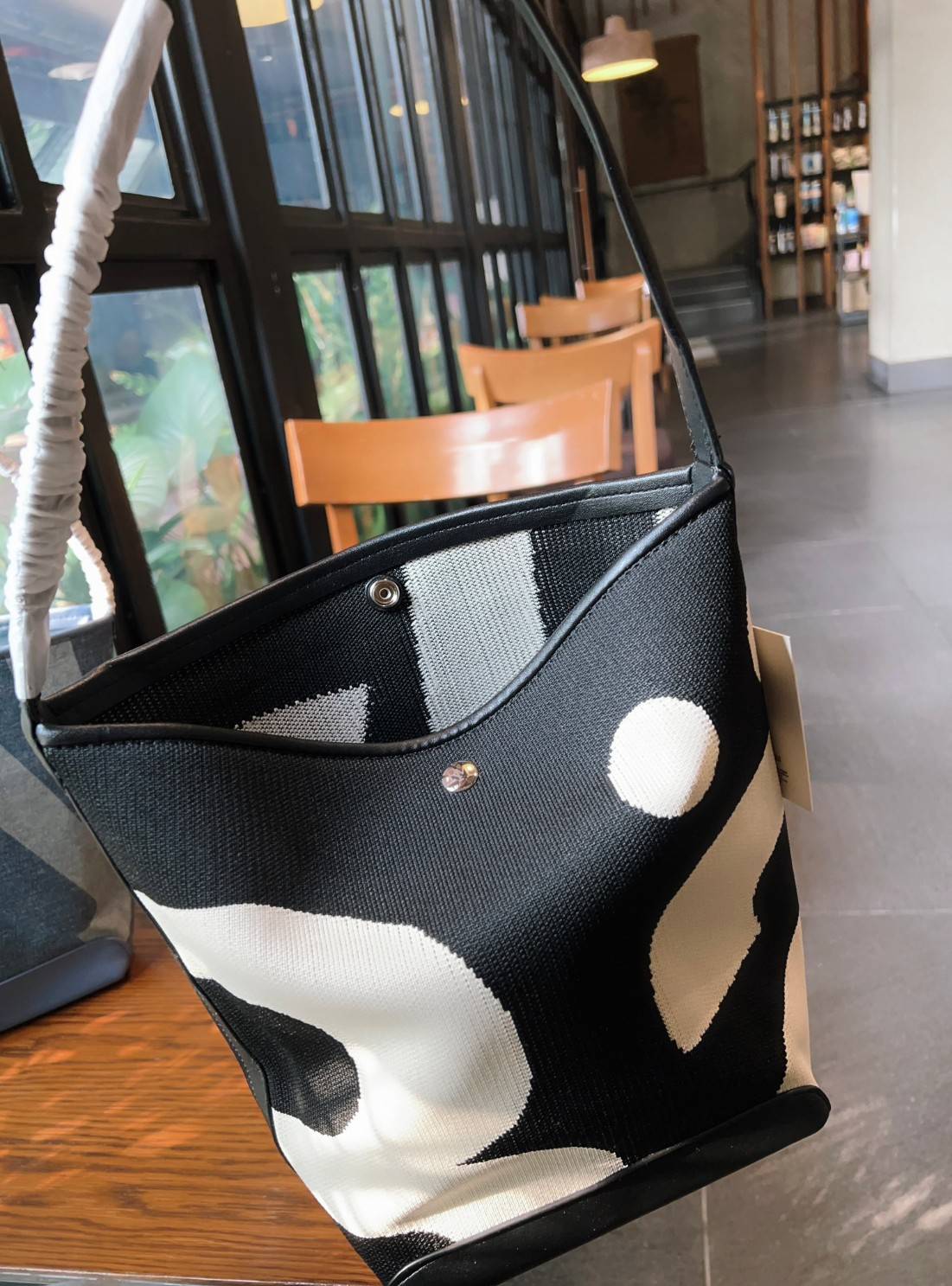 Rally movement the bag Knit Black เป็นไอเท็มที่ฮอตสุดๆแห่งปีจริงๆ กับกระเป๋าทรงบัคเก็ต น้ำหนักเบาๆ ฮอทติดลมบน จุของได้แบบหนำใจ ทอลายโลโก้ด้วยเทคนิค Sturdy Stretch Knit