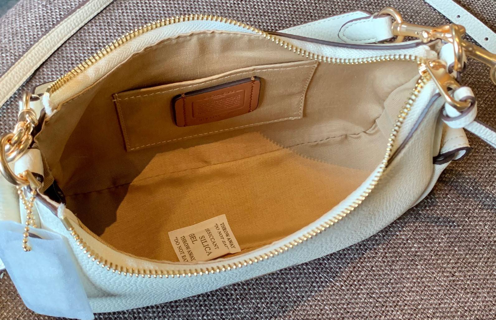 น้องออกใหม่ล่าสุดสวย หักใจไม่ลงเลยค่าา😘 COACH PENNIE SHOULDER BAG ((C7222)) พร้อมส่ง สีใหม่ล่าสุด ยังไม่มีในช๊อปไทยค่าา กระเป๋าหิ้ว//สะพายข้างได้ สุดคุ้ม! หนังแท้ชั้นดี ลายหนังสวย นิ่มมือดีมากๆค่ะ ปากกระเป๋าแบบซิปมีหนังห้อยเพิ่มความเก๋ ภายในกระเป๋