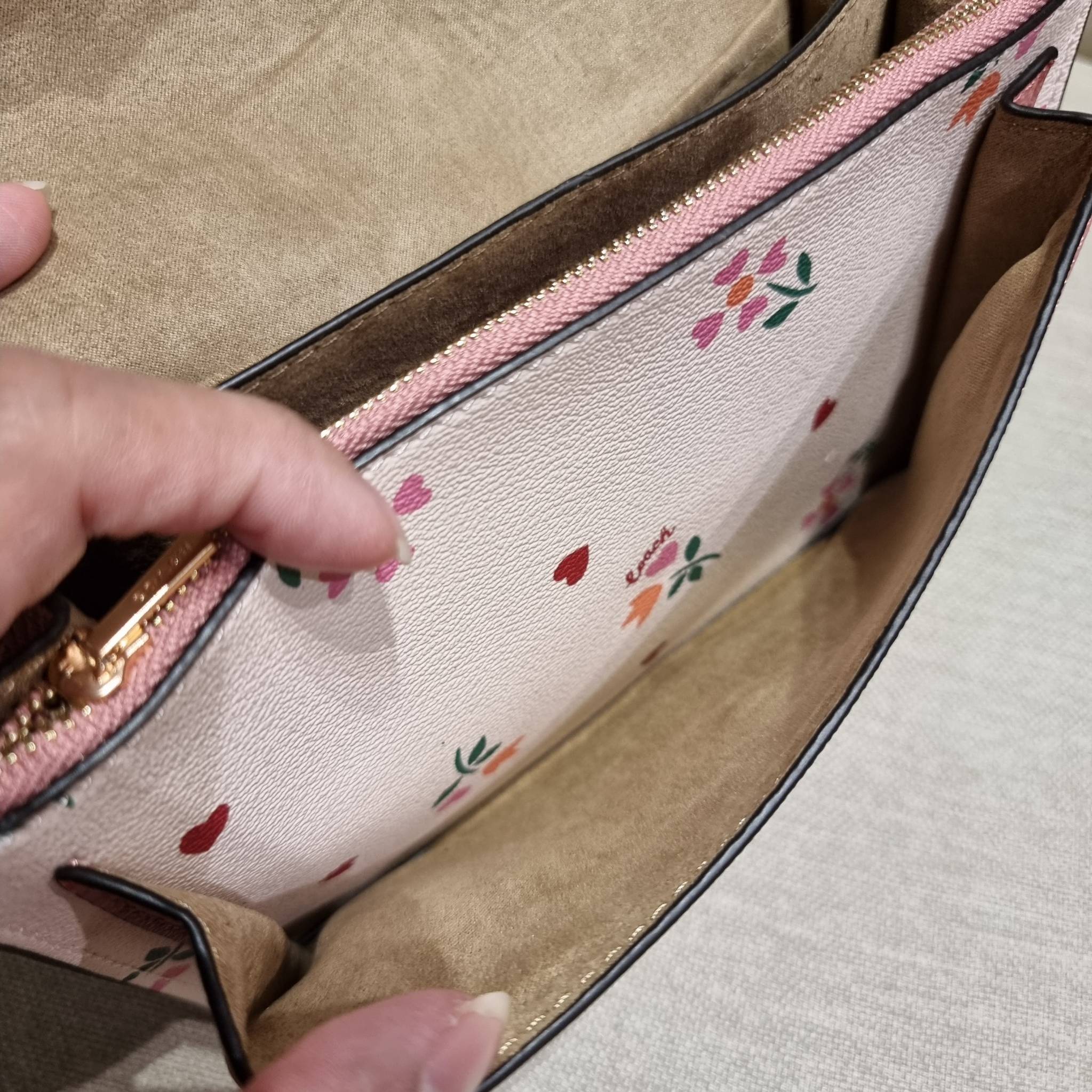 COACH C7596 KLARE CROSSBODY WITH HEART PETAL PRINT หนึ่งคอลเลคชั่นที่ฮิตไม่หยุดยั้ง!! ขายดิบขายดีทุกดีไซน์ รอบนี้มาตอบโจทย์สายหวาน ใหม่ล่าสุด น้องน่ารักม้ากกกก!! กับกระเป๋าสะพายข้าง โทนสีละมุนลูกคุณ!! คือดี!! เพิ่มลูกเล่นช่อดอกไม้หัวใจ ให้มีสีสัน สายสะพาย